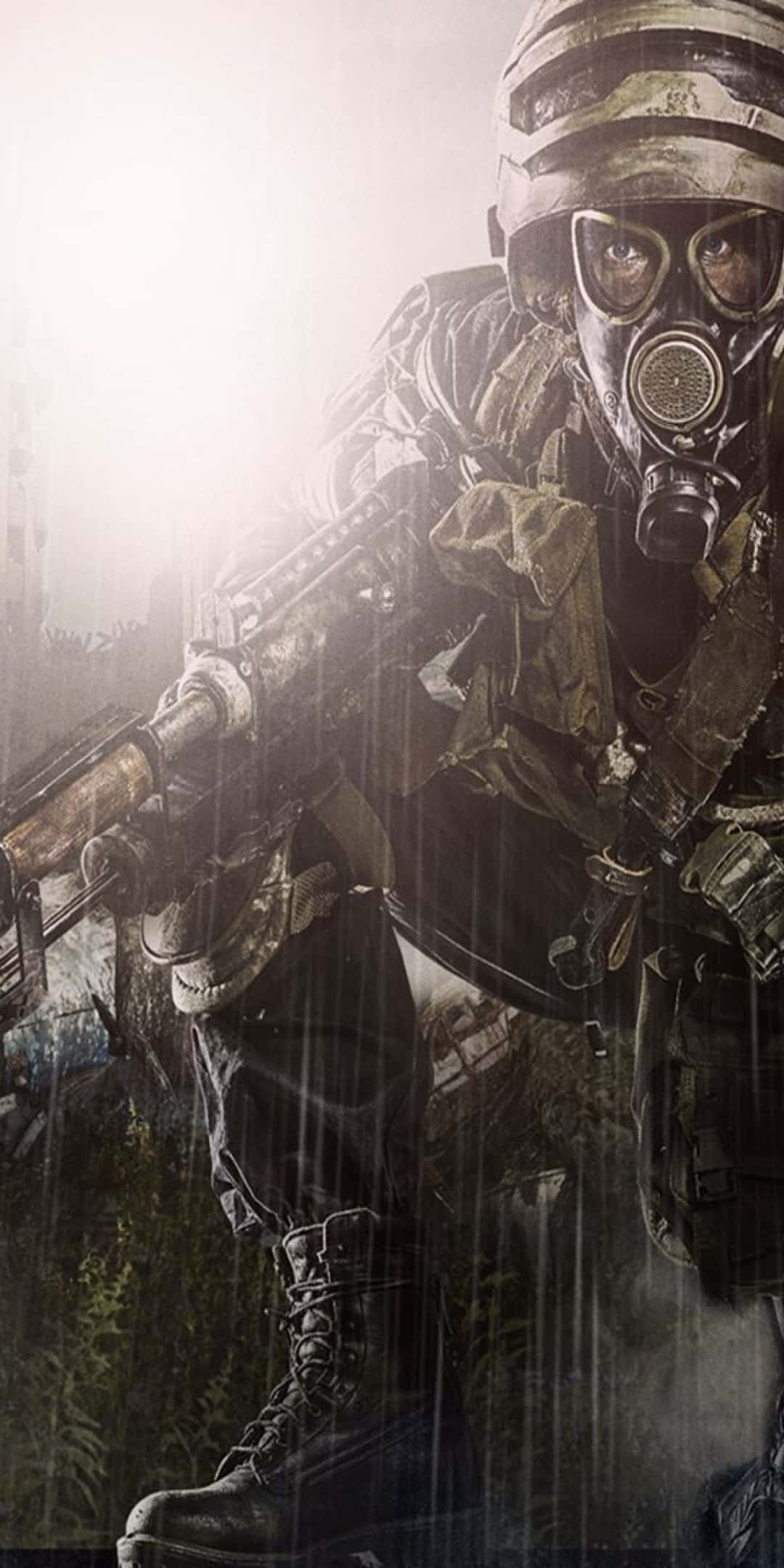 soldier 桌布 壁紙 — 一名身穿全副裝備和防毒面具的士兵站在大雨中，手持步槍，身後有明亮的光線。