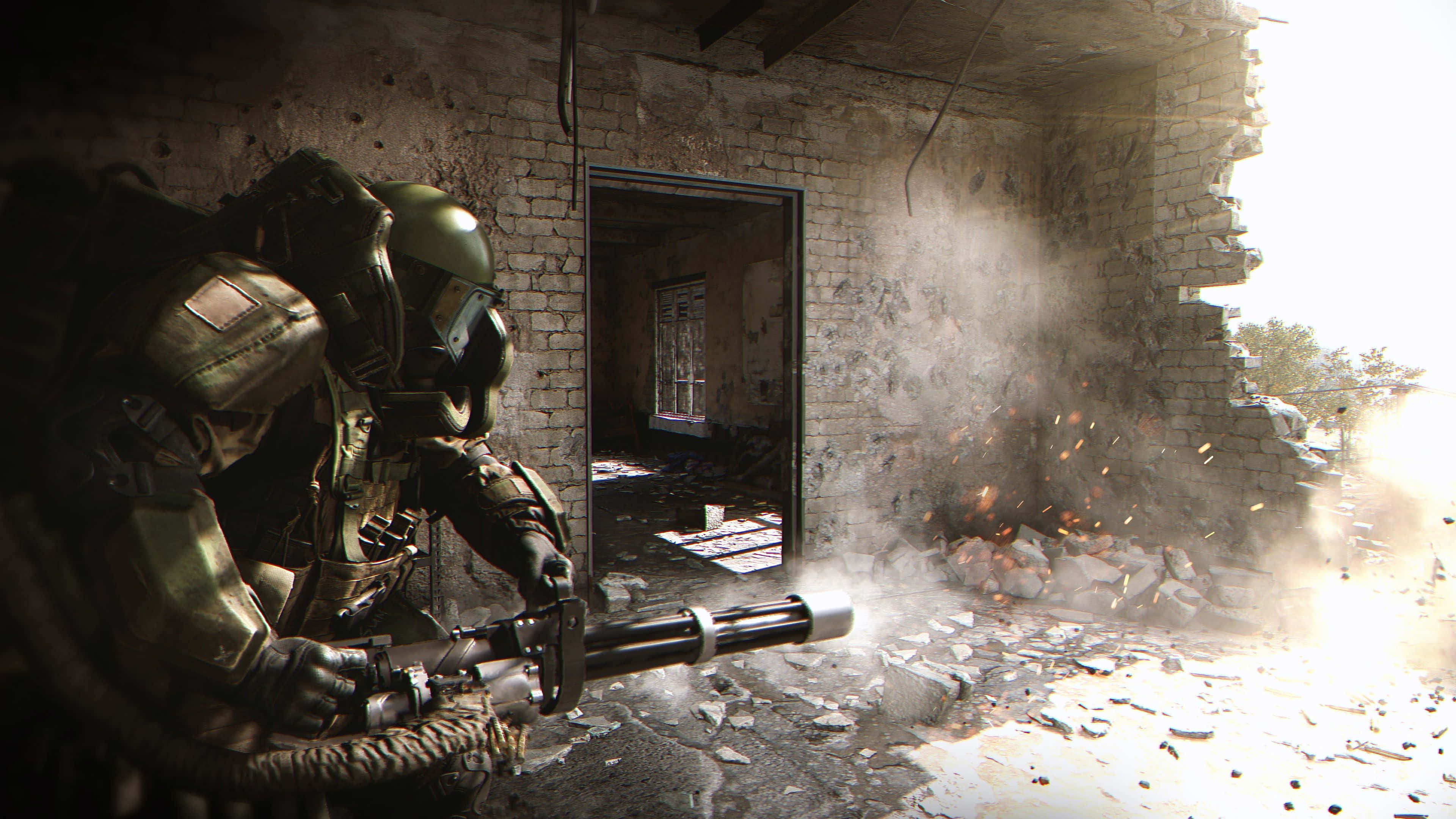 4K Call Of Duty Modern Warfare 桌布 壁紙 — 一名身穿全套作戰裝備的士兵在搖搖欲墜的磚砌建築內發射重型武器，碎片和火花四處飛濺。