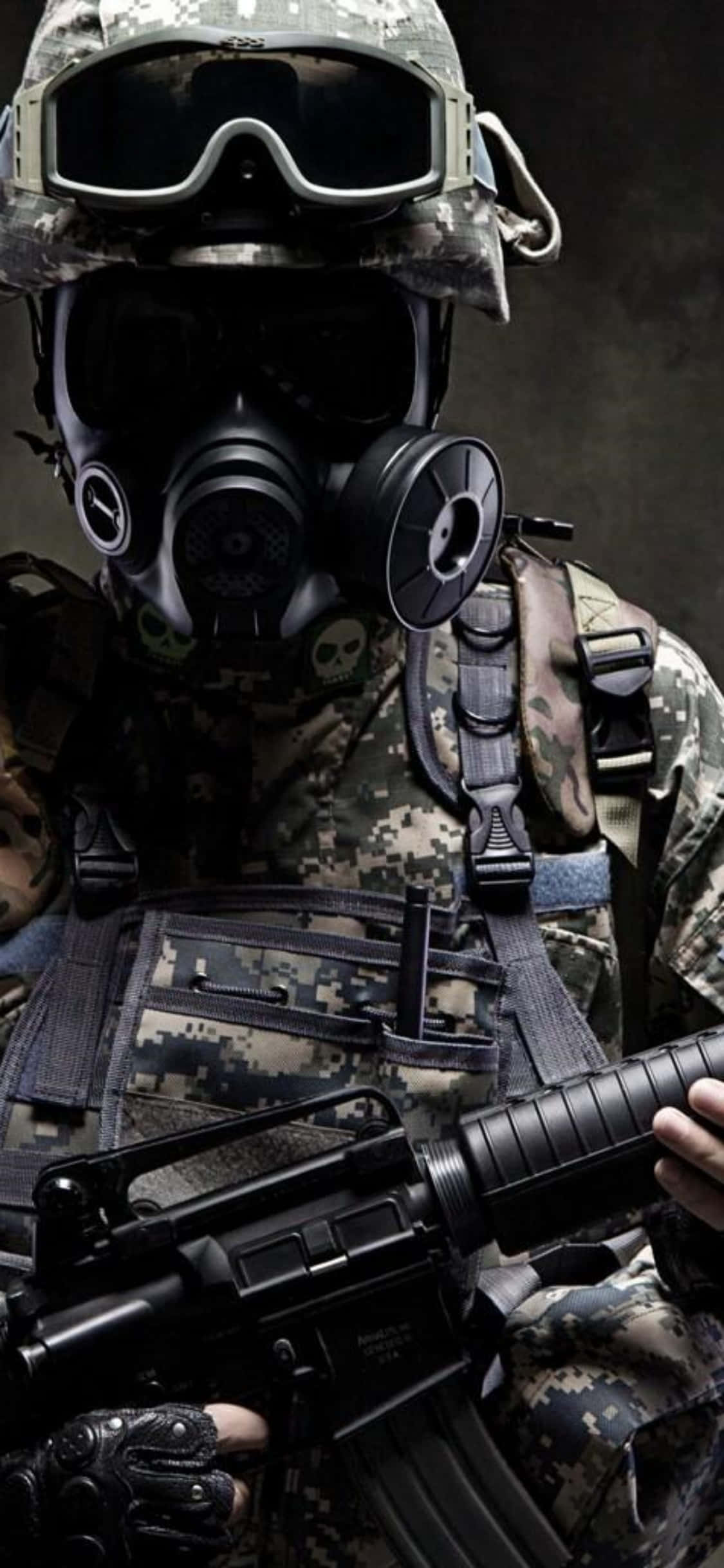 iPhone Xs Counter-strike Global Offensive 桌布 壁紙 — 一名身穿全套戰術裝備、戴著防毒面具、手持步槍的士兵，在黑暗粗糙的背景前凝視著。