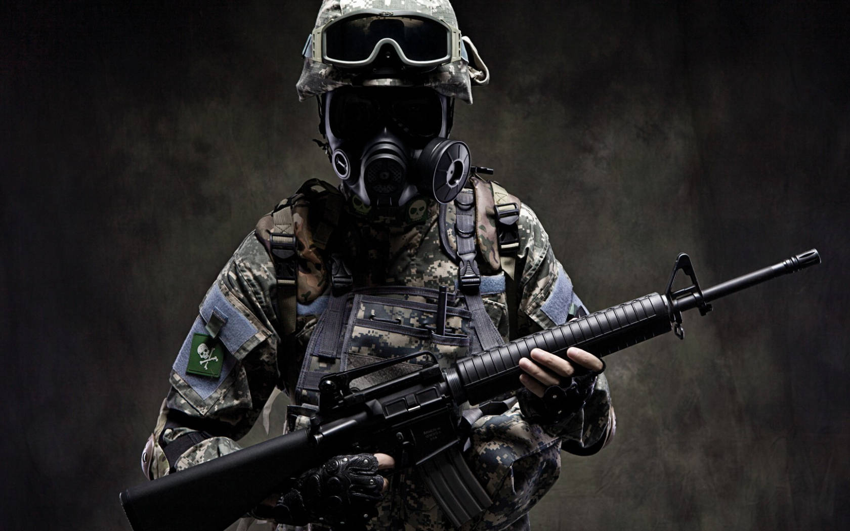 身穿迷彩裝備的戰術士兵，手持突擊步槍並佩戴防毒面具。 — 軍隊 壁紙