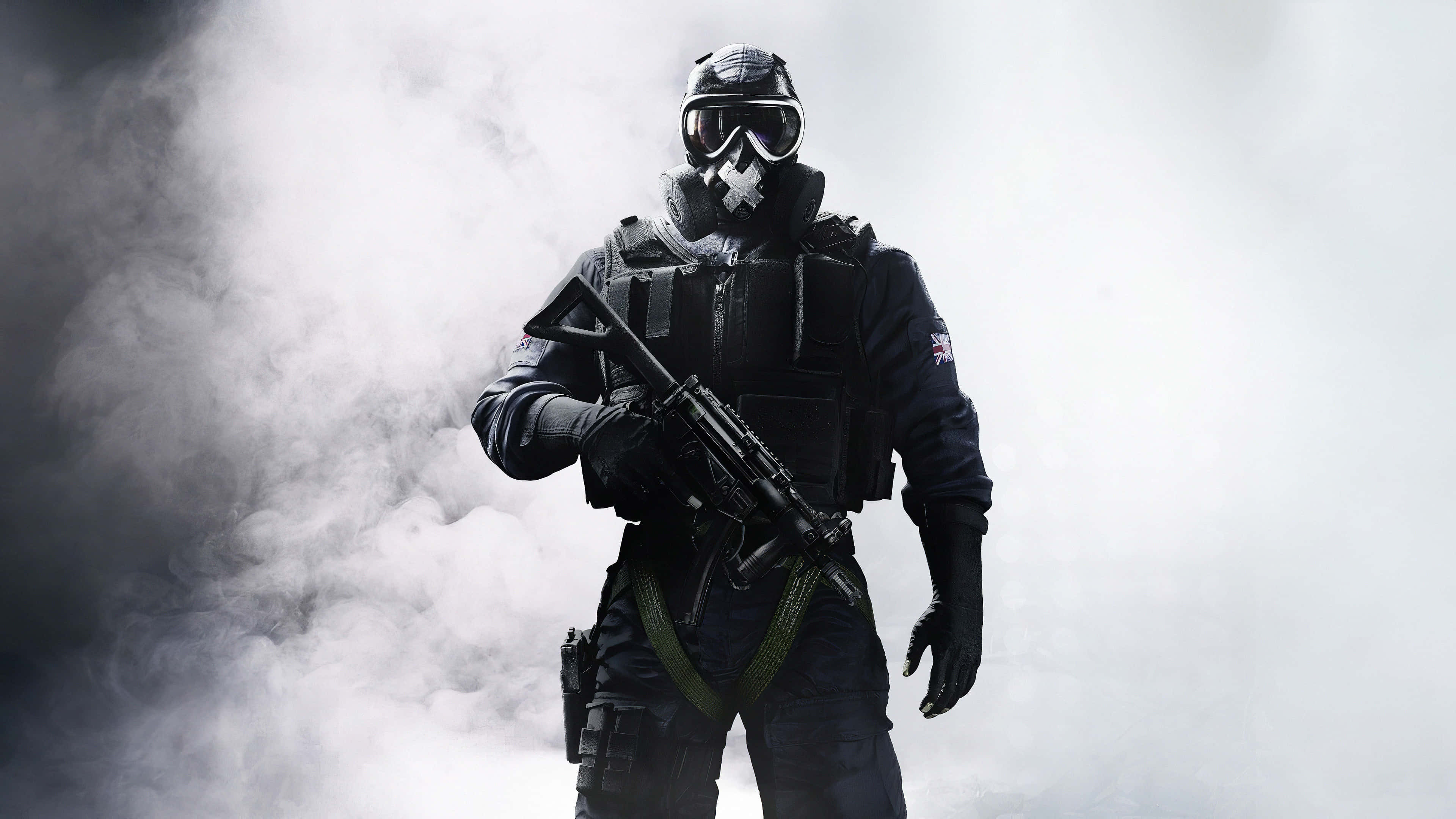 soldier 桌布 壁紙 — 一名身穿全套戰術裝備和防毒面具的士兵站在旋轉的煙霧中，手持步槍。