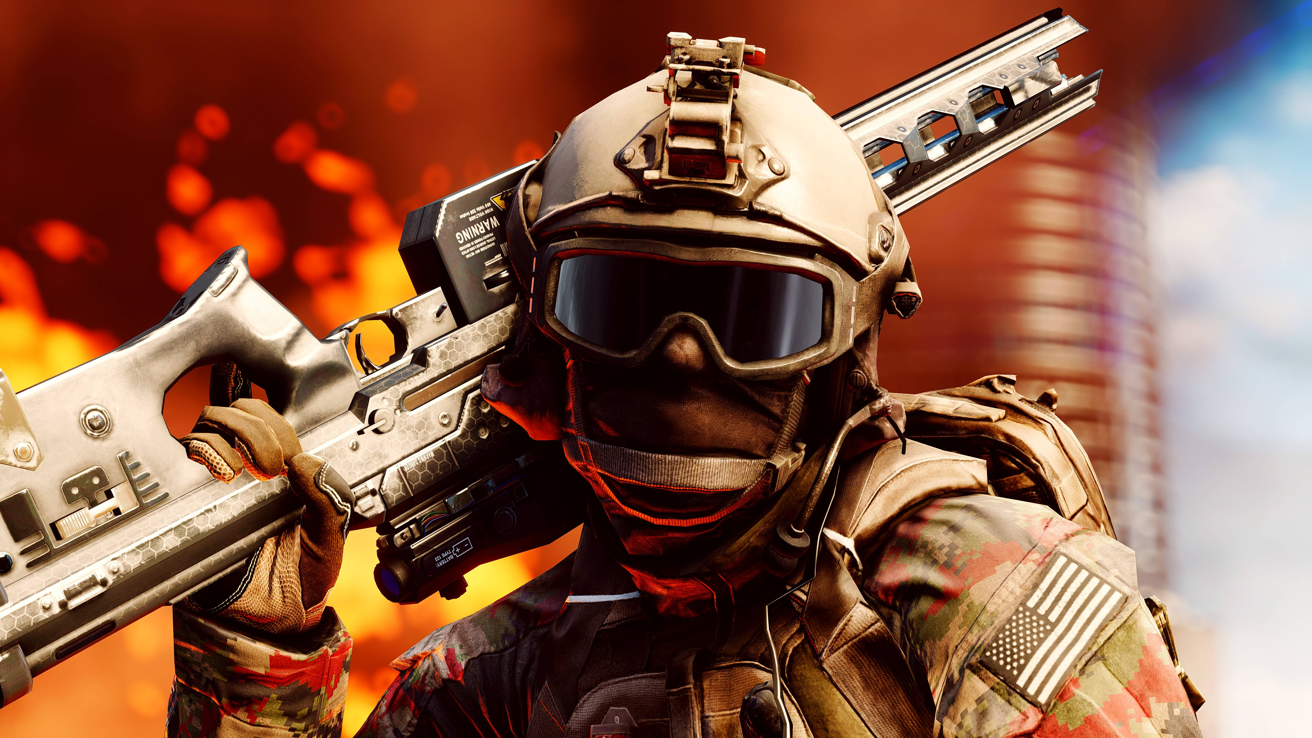 Battlefield 4 桌布 壁紙 — 一名身穿全套戰術裝備的士兵，在煙霧和熾熱餘燼的熾熱城市背景下手持重型武器。