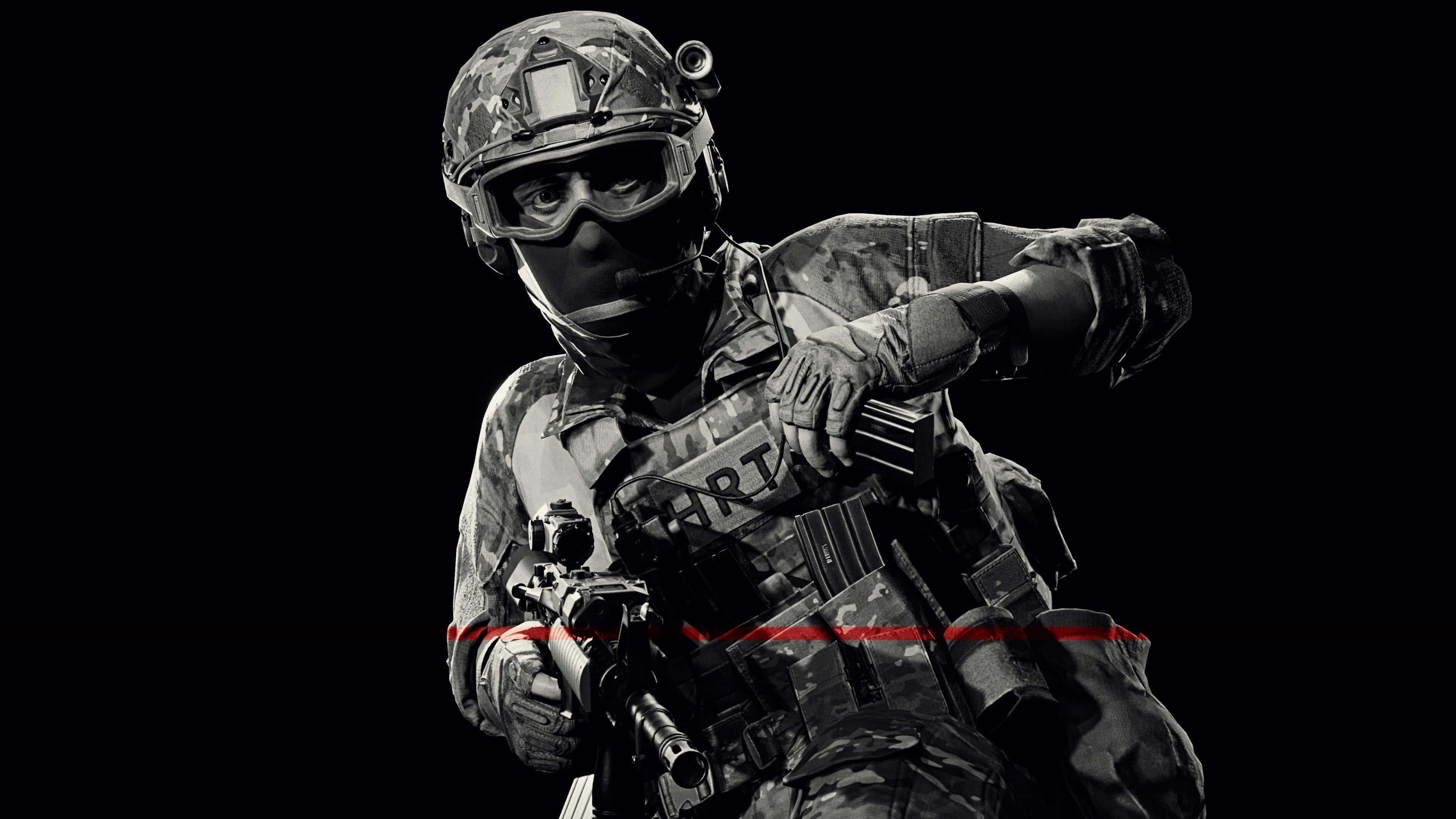 4K Military 桌布 壁紙 — 一名身穿全套戰術裝備的士兵，在純黑色背景襯托紅色條紋的襯托下，瞄準步槍。
