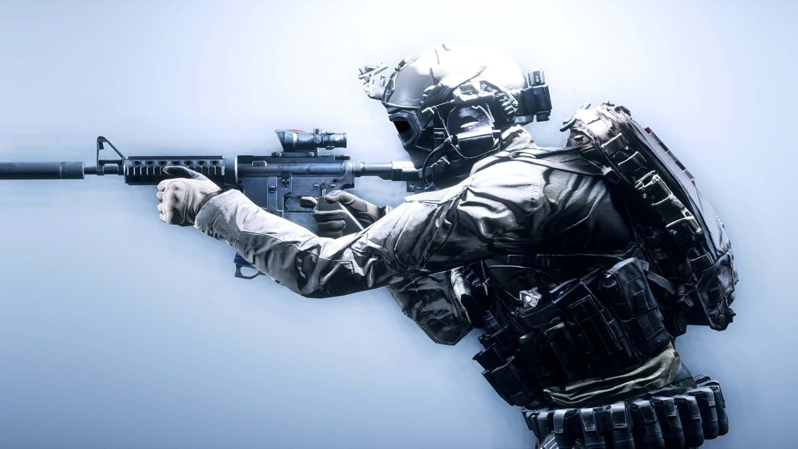 soldier 桌布 壁紙 — 一名身穿全套戰術裝備的士兵，在鮮明的淺藍色背景下瞄準步槍。