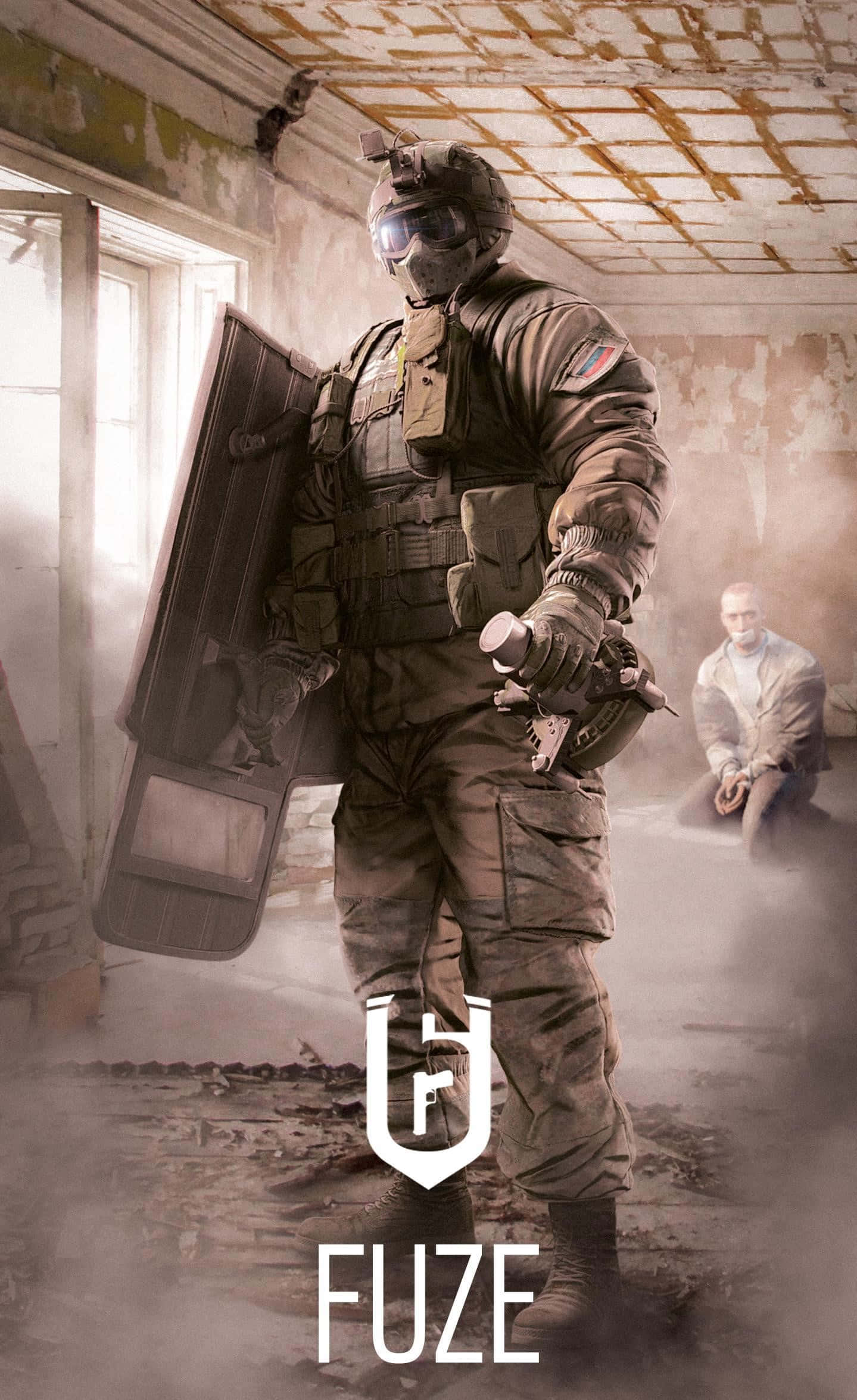 Rainbow Six Siege Fuze 桌布 壁紙 — 一名身穿全套戰術裝備的士兵在佈滿灰塵的廢墟建築中站崗，背景中有一名男子跪著。