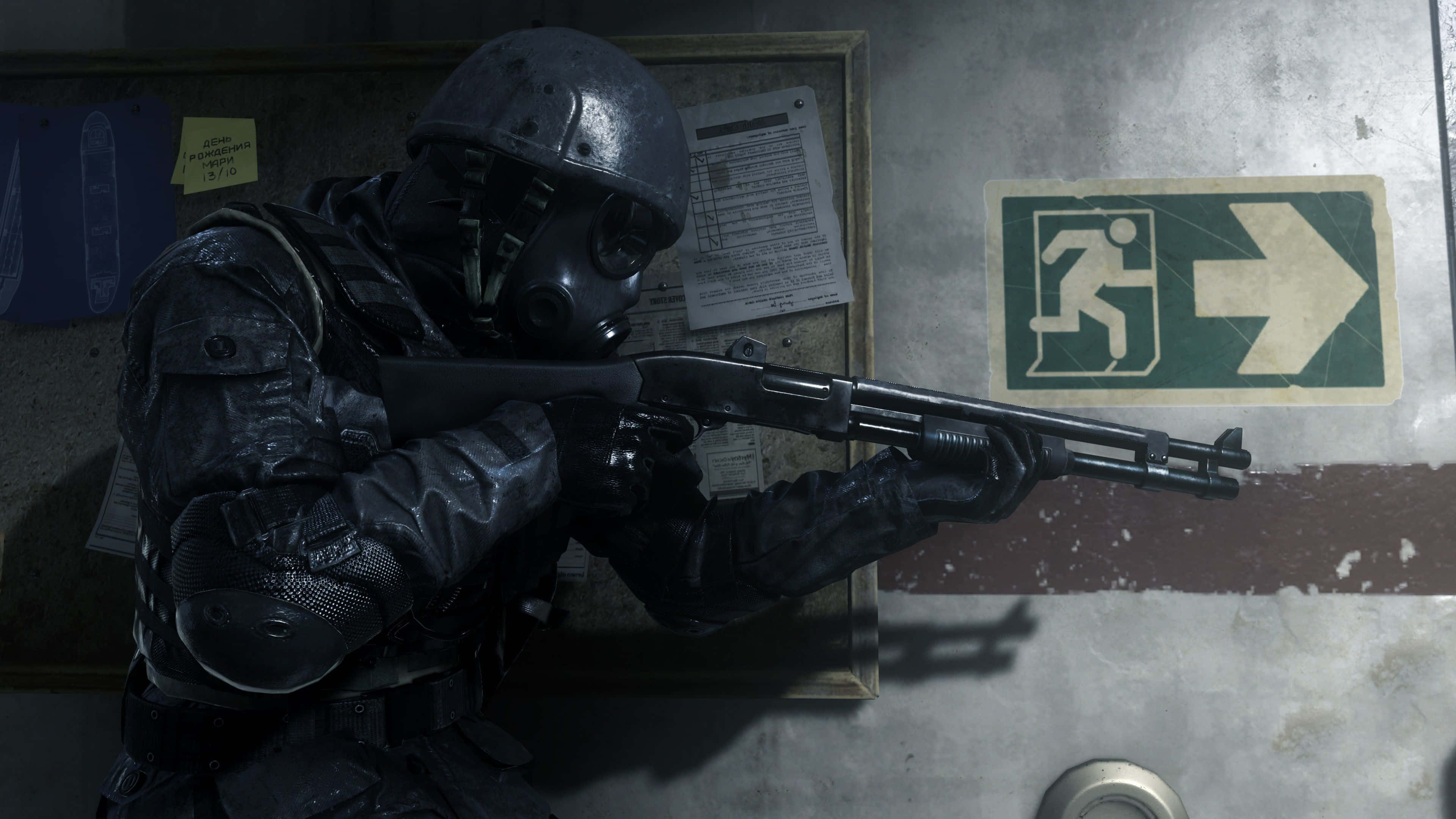 4K Call Of Duty Modern Warfare 桌布 壁紙 — 一名身穿全套戰術裝備的士兵在光線昏暗的工業走廊中瞄準一把霰彈槍，走廊上有一個褪色的出口標誌。