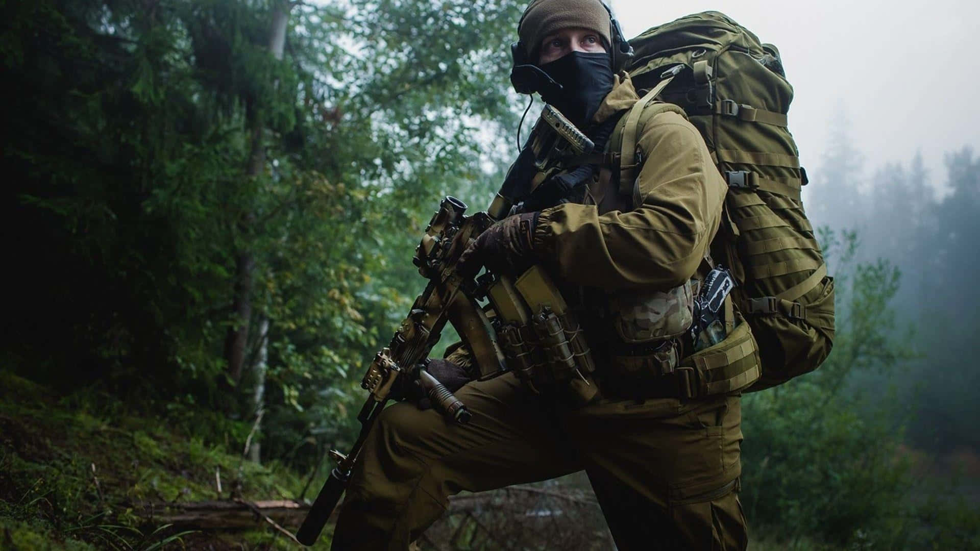 一名身穿迷彩服的士兵在霧氣瀰漫的森林中蹲下，握著步槍。 — 軍隊 壁紙