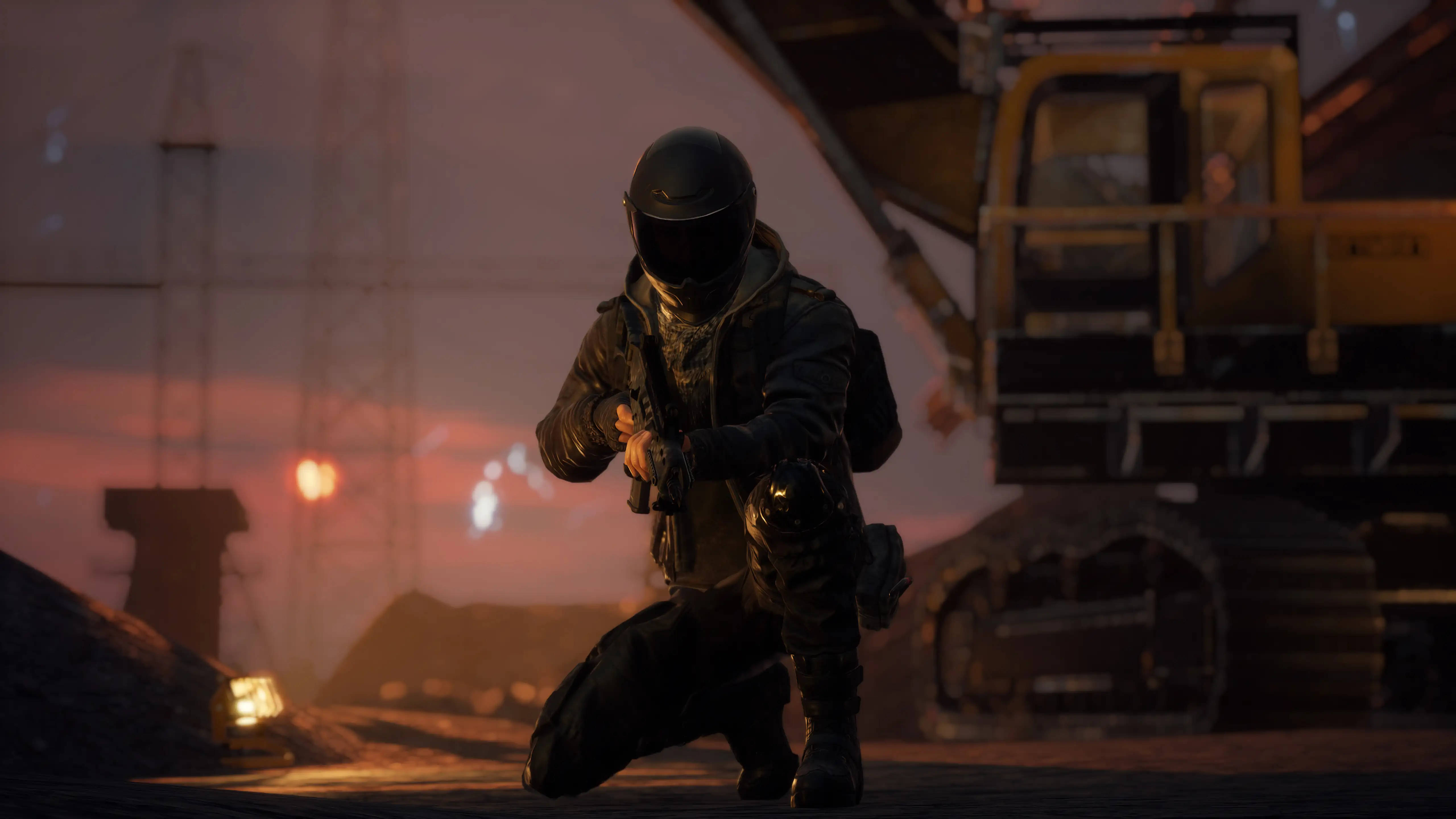 Playerunknown's Battlegrounds 桌布 壁紙 — 一名身穿全套戰術裝備的士兵在黃昏時分，於光線昏暗的工業區持步槍蹲下。