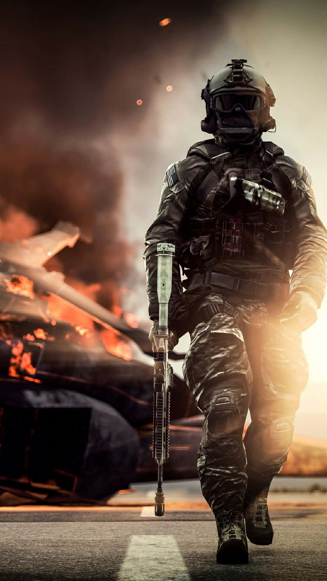 soldier 桌布 壁紙 — 一名身穿全套戰術裝備的士兵手持步槍，穿過煙霧和火焰向前邁進。