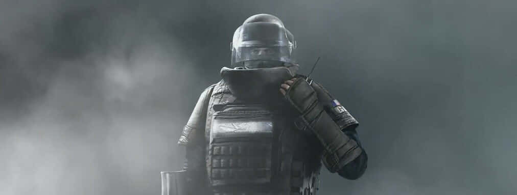 Rainbow Six Siege Rook 桌布 壁紙 — 一名身穿全套戰術裝備的士兵站在煙霧瀰漫的戰場上，戴著頭盔，手持無線電，被煙霧籠罩。