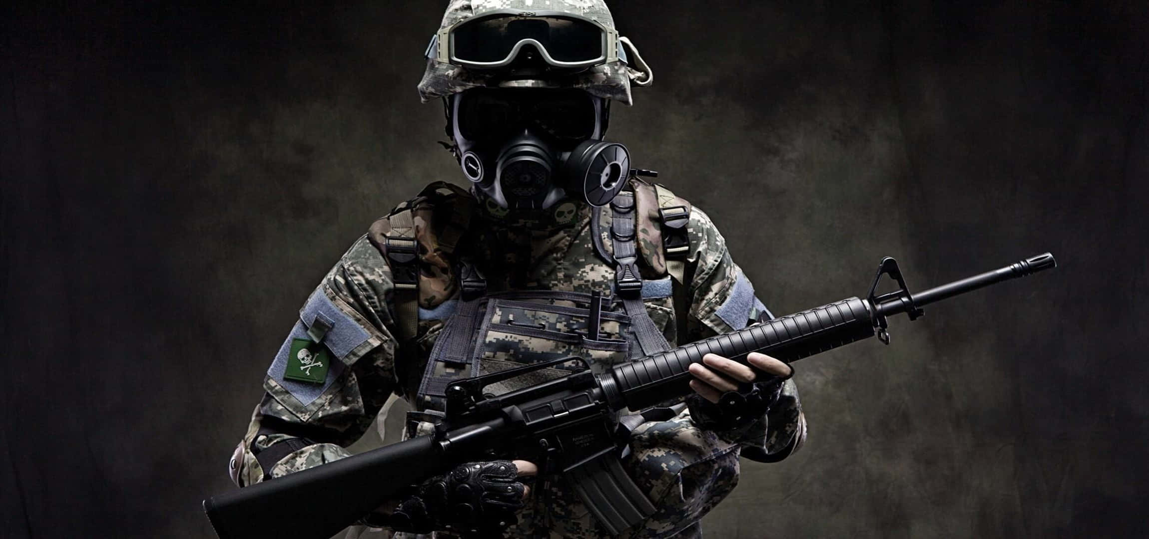 軍隊 桌布 壁紙 — 一名身穿全套戰鬥裝備和防毒面具的士兵，在黑暗煙霧繚繞的背景中手持突擊步槍。
