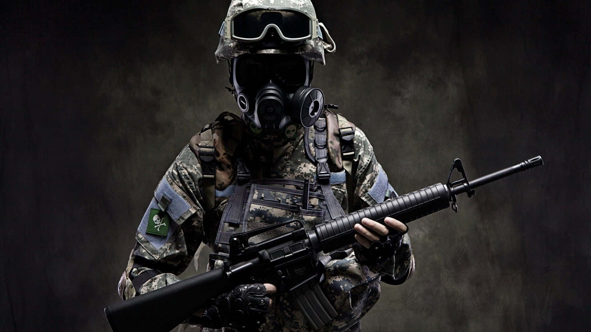 軍隊 桌布 壁紙 — 一名身穿全套戰鬥裝備和防毒面具的士兵，在深色紋理背景前手持突擊步槍。
