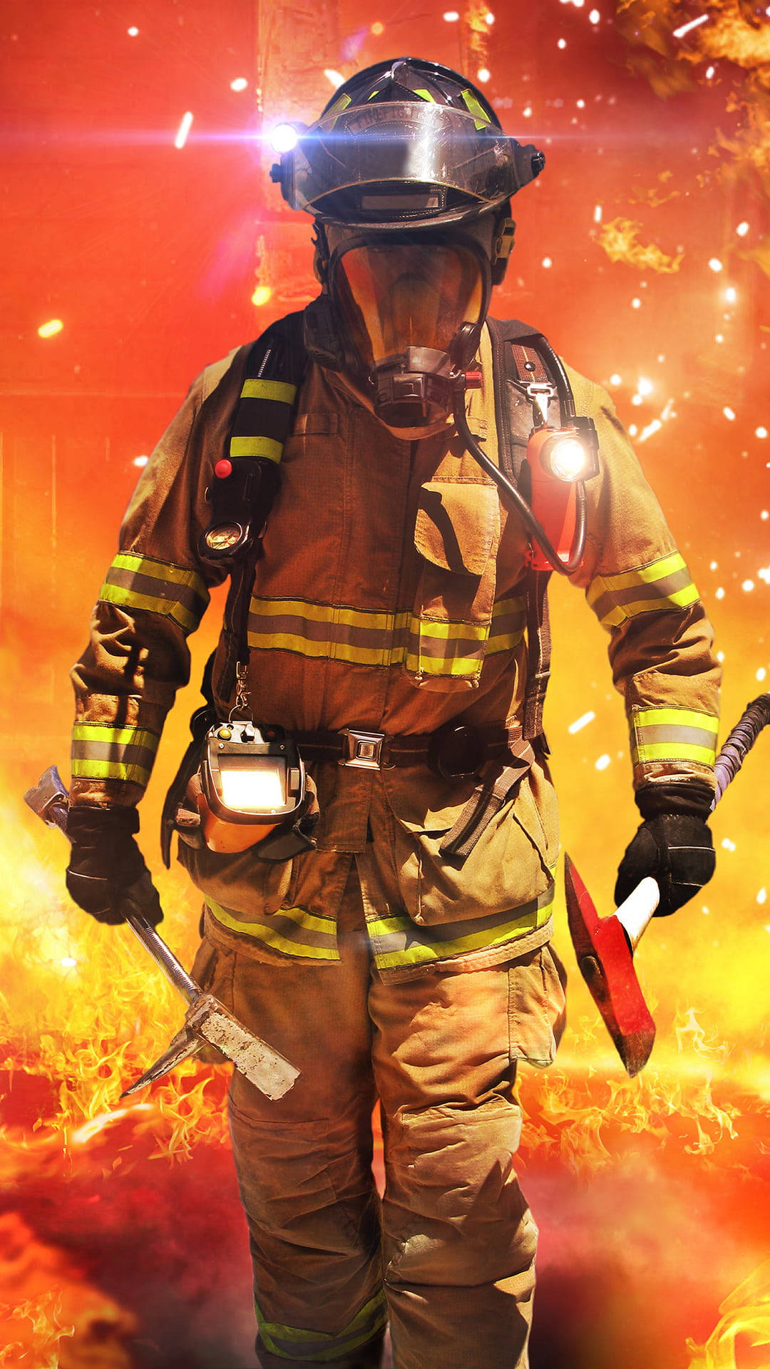 Firefighter 桌布 壁紙 — 一名身穿全套裝備的消防員，在熊熊烈火和飛濺的火花背景下英勇站立。