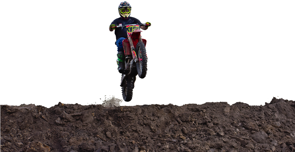 Motocross 桌布 壁紙 — 一名身穿全套裝備的越野機車手在黑色背景前飛越泥地跳台。