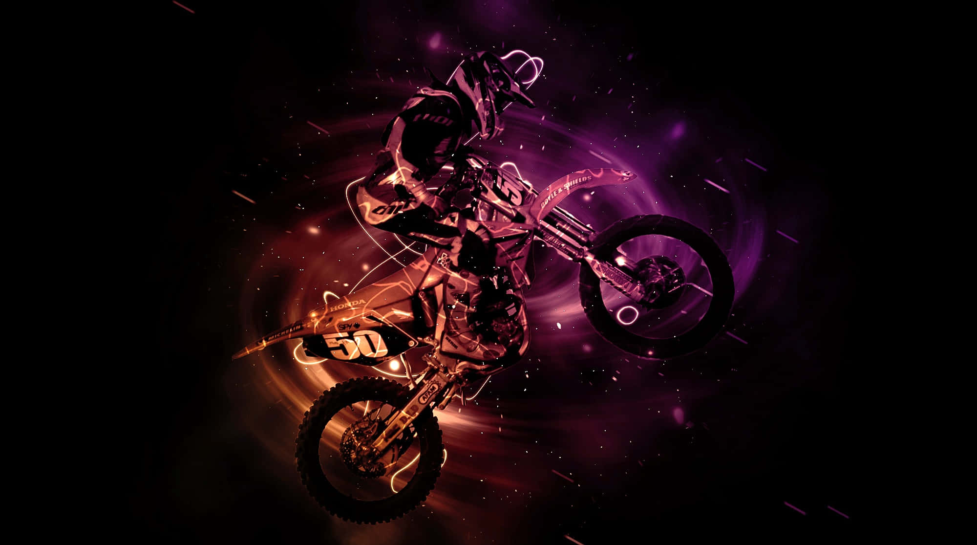 Motocross 桌布 壁紙 — 一名身穿全套裝備的越野機車騎士，在宇宙紫色和橙色星雲背景下表演大膽的後輪平衡特技。