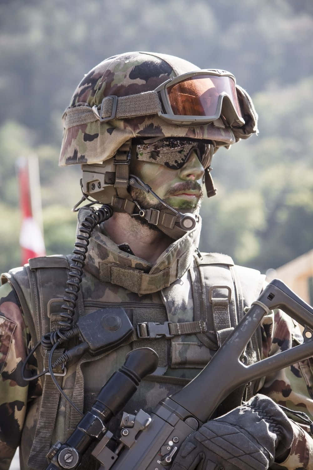soldier 桌布 壁紙 — 一名身穿全套迷彩裝備和護目鏡的士兵，在模糊的森林背景下持步槍。