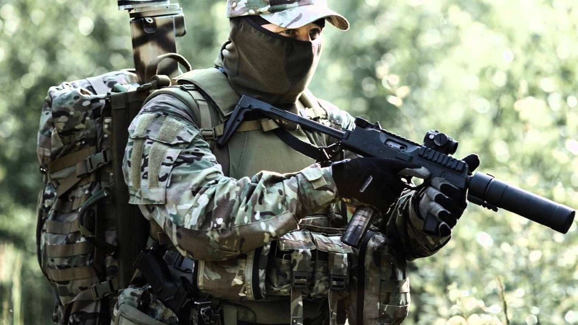 身穿迷彩裝備的士兵在森林中瞄準步槍