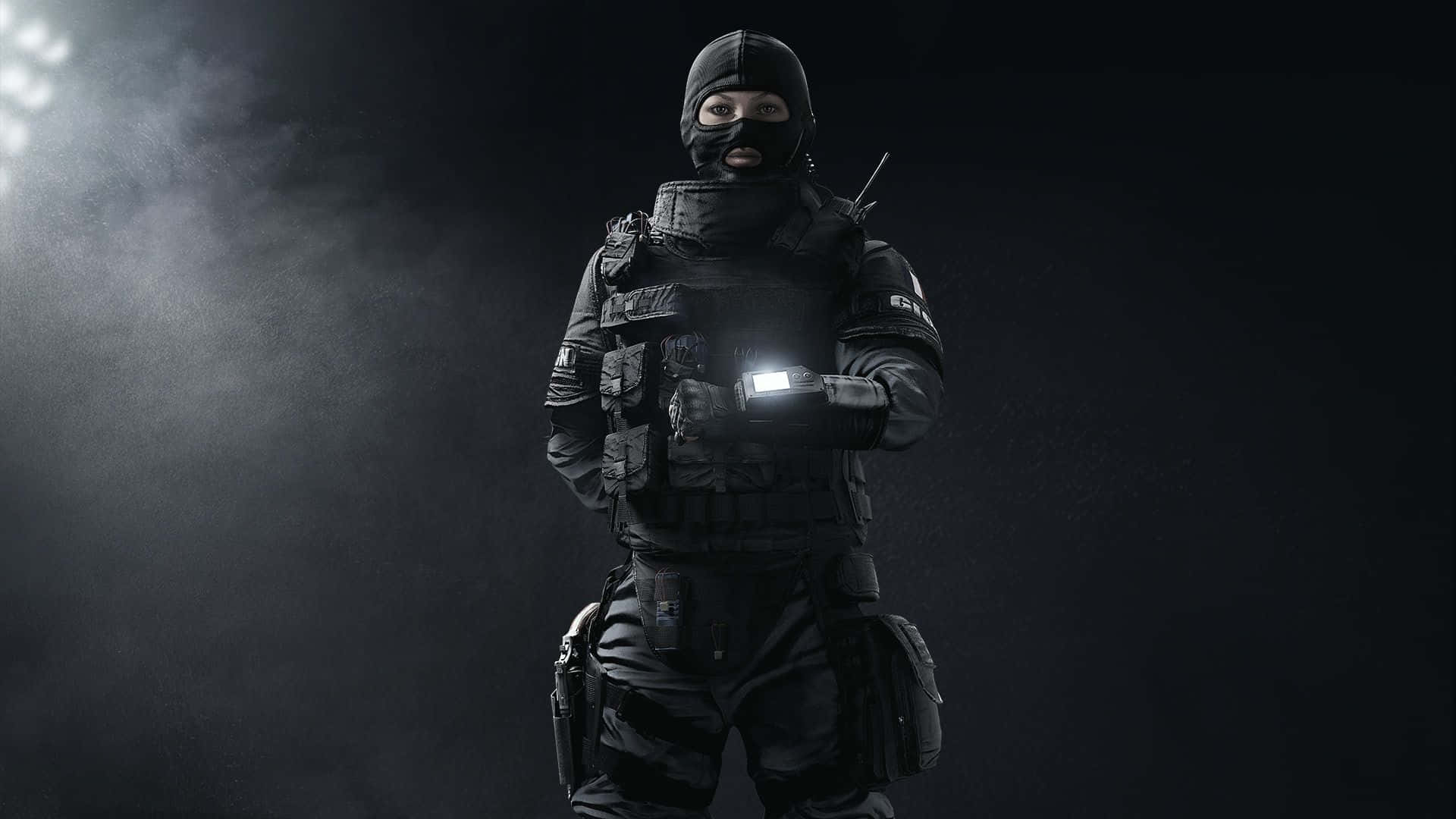 Rainbow Six Siege Operators 桌布 壁紙 — 一名身穿全黑裝備的戰術人員站在煙霧瀰漫的黑暗中，手持發光手電筒。