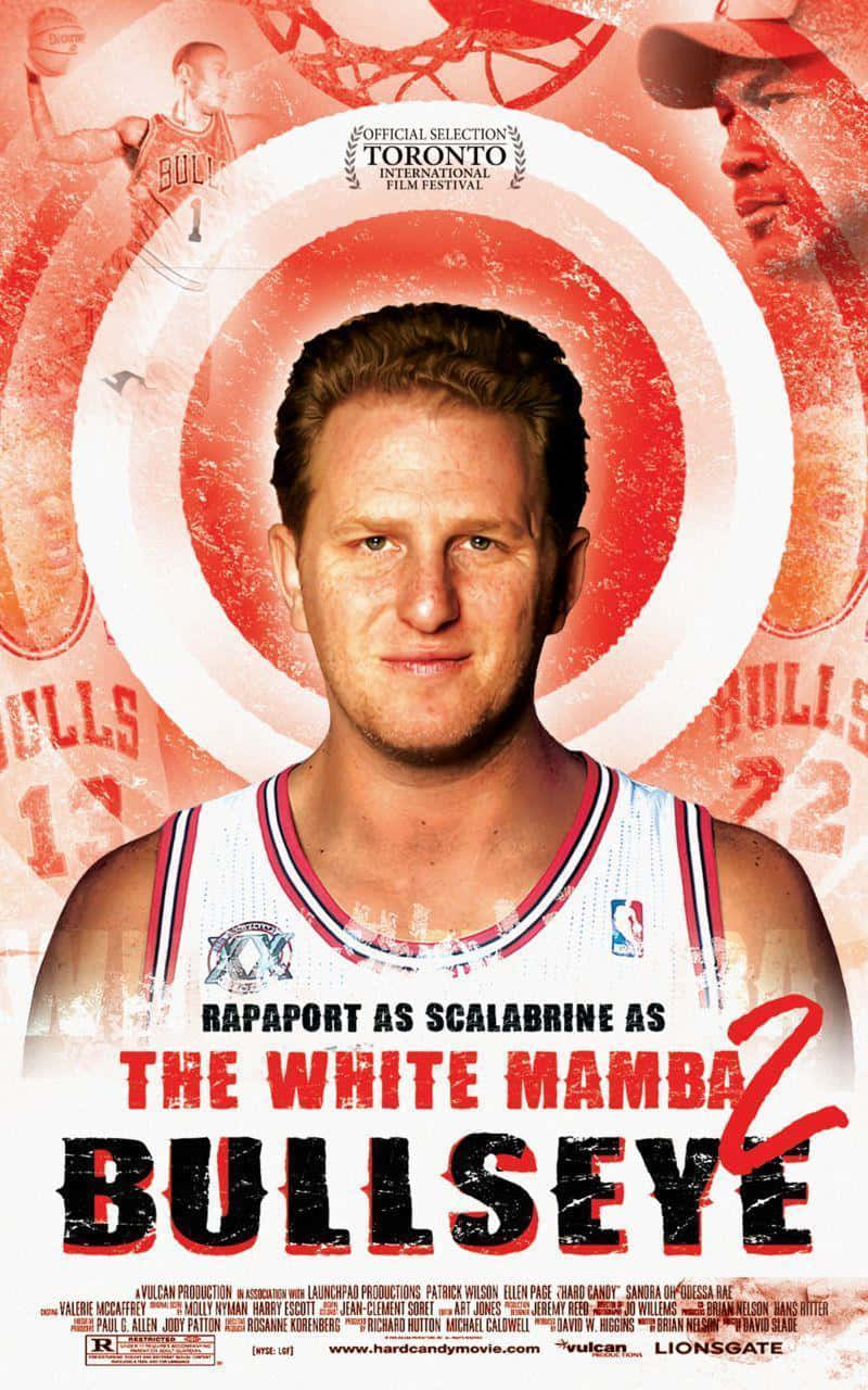 Michael Rapaport 桌布 壁紙 — 一名身穿公牛隊球衣的籃球運動員，在帶有電影節字幕的紅色靶心背景前，目光銳利地凝視。