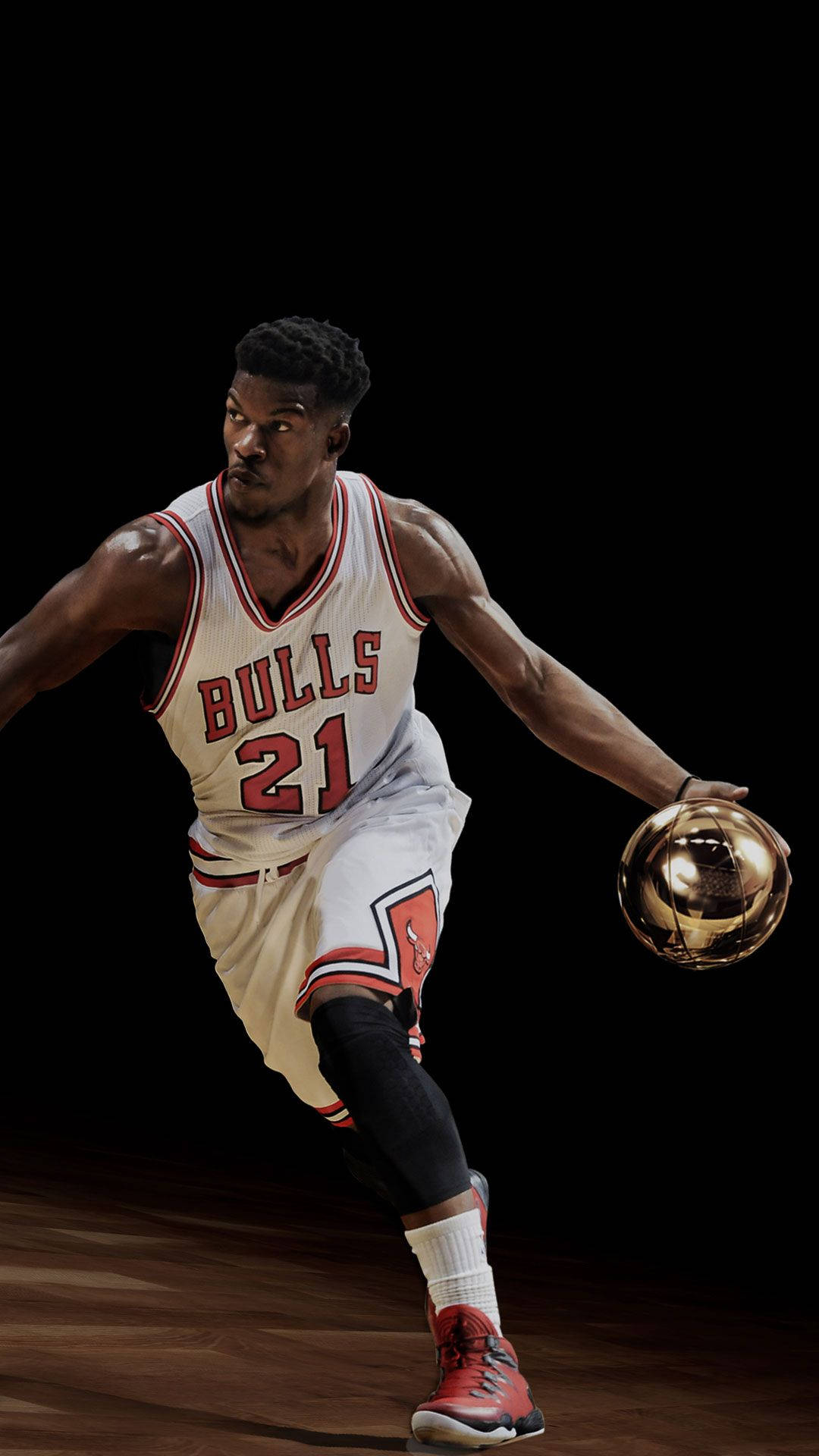jimmy 桌布 壁紙 — 一名身穿公牛隊球衣的籃球運動員在黑色背景上運著金色籃球，燈光效果戲劇化。