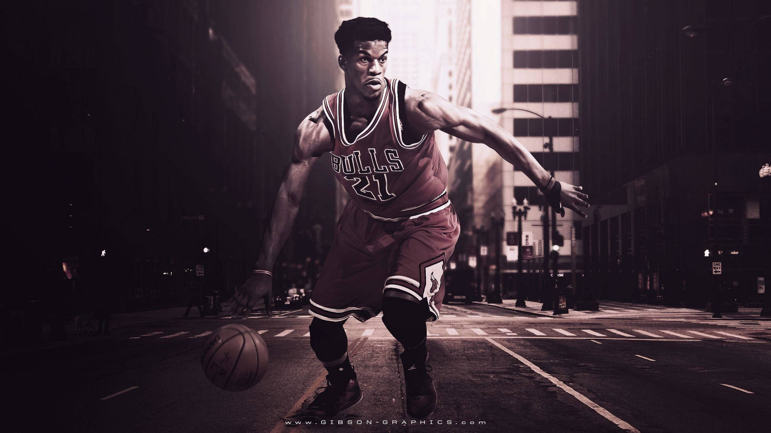 jimmy 桌布 壁紙 — 一名身穿公牛隊球衣的籃球運動員在夜間光線昏暗的城市街道上激烈運球。