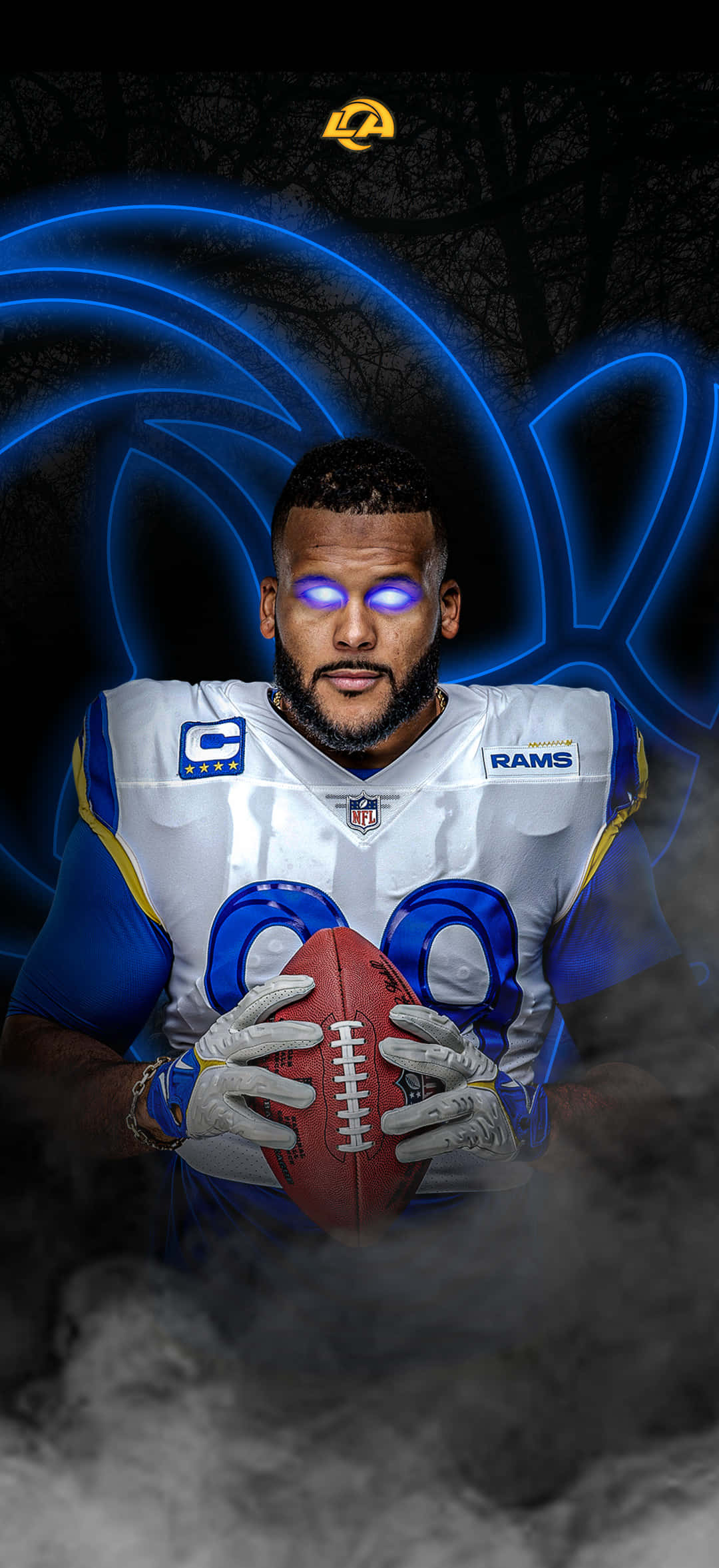 Cool Rams 桌布 壁紙 — 一名身穿公羊隊球衣的足球運動員，在煙霧瀰漫的黑暗背景下，手持一個球，雙眼發出藍光，身後有霓虹藍色能量漩渦。