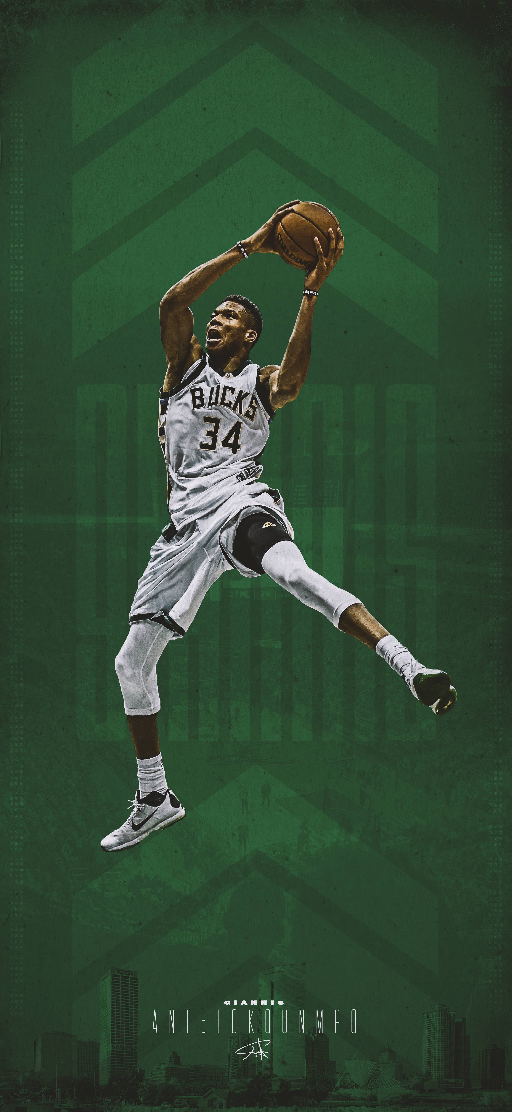 Bucks 桌布 壁紙 — 一名身穿公鹿隊球衣的籃球運動員在帶有城市天際線剪影的紋理綠色背景上動態跳躍。