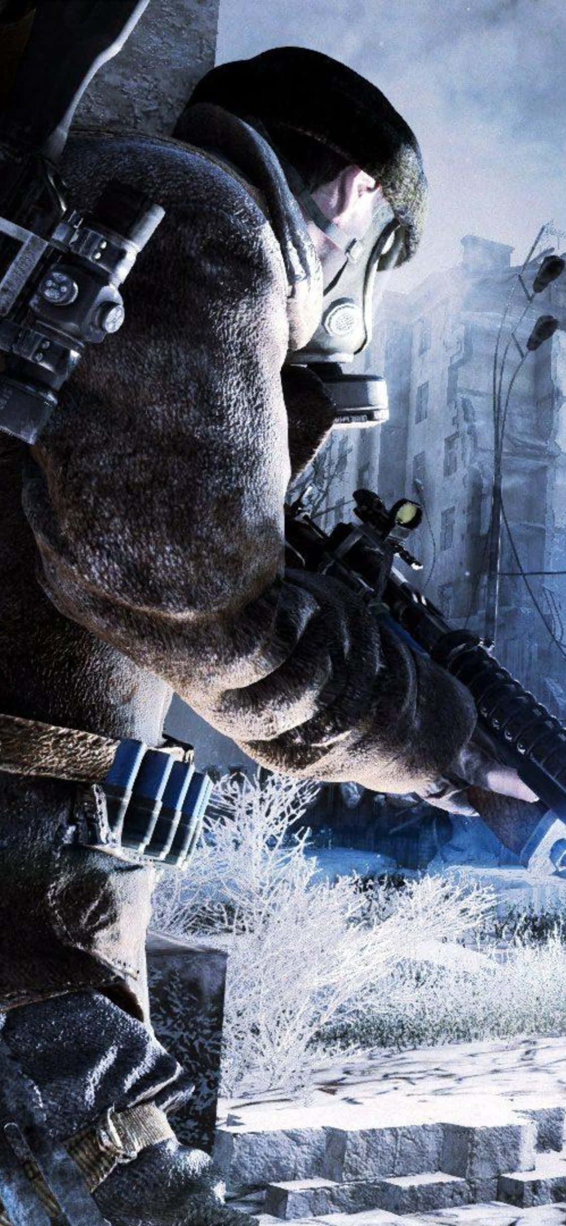 iPhone X Metro Exodus 桌布 壁紙 — 一名身穿冬季裝備和防毒面具的士兵，在朦朧的藍天下，透過結霜的城市廢墟瞄準步槍。