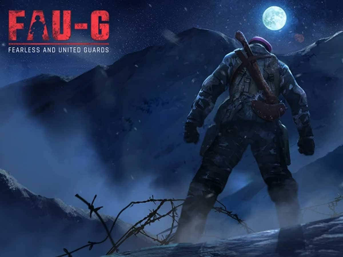 電玩遊戲 桌布 壁紙 — 一名身穿冬季裝備的士兵在滿月下的雪地山景中，前景有鐵絲網，挑釁地站立著。