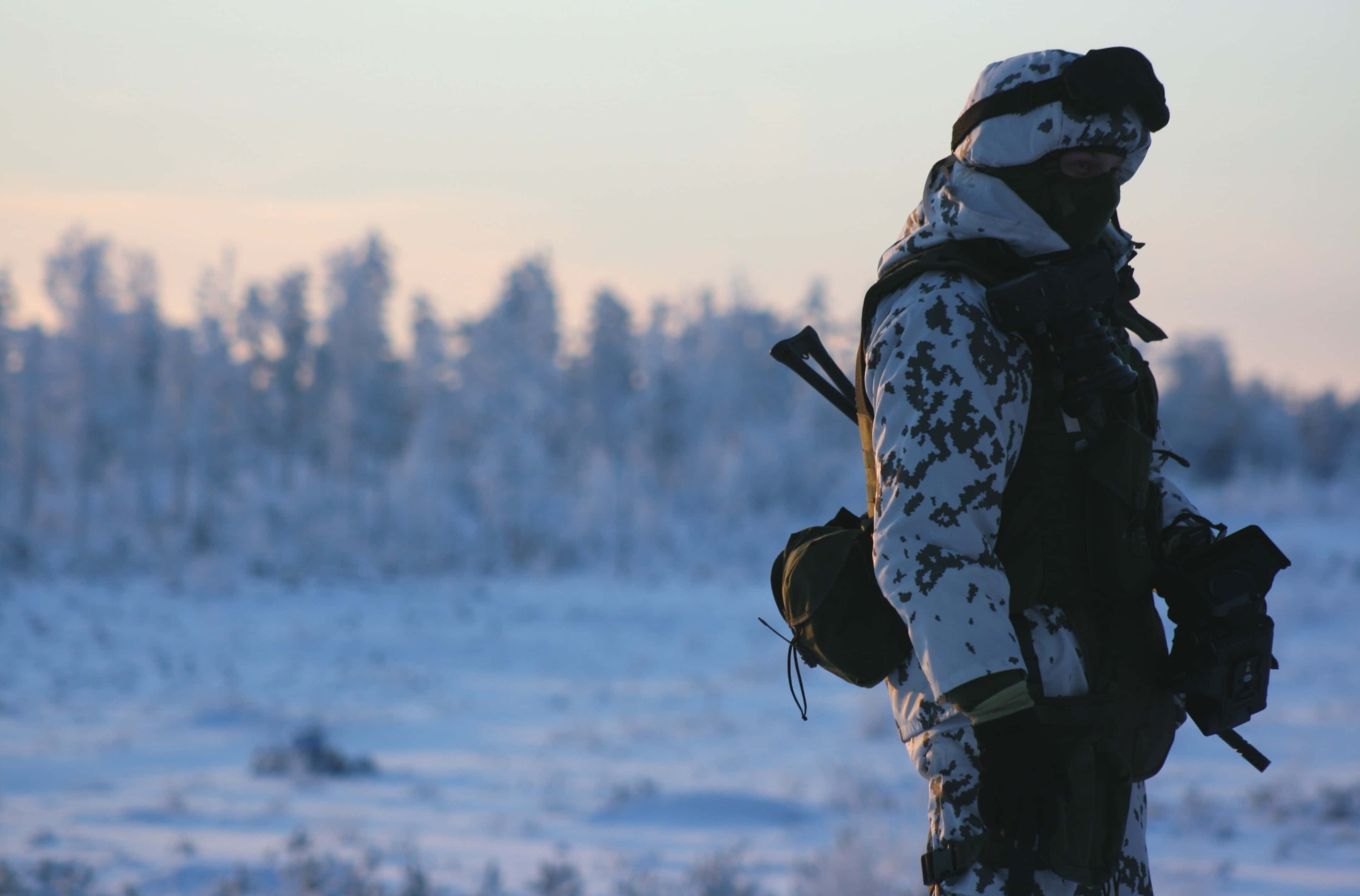 Russian 桌布 壁紙 — 一名身穿冬季迷彩服的士兵獨自站在黎明時分積雪的田野中，背景是結霜的樹木。
