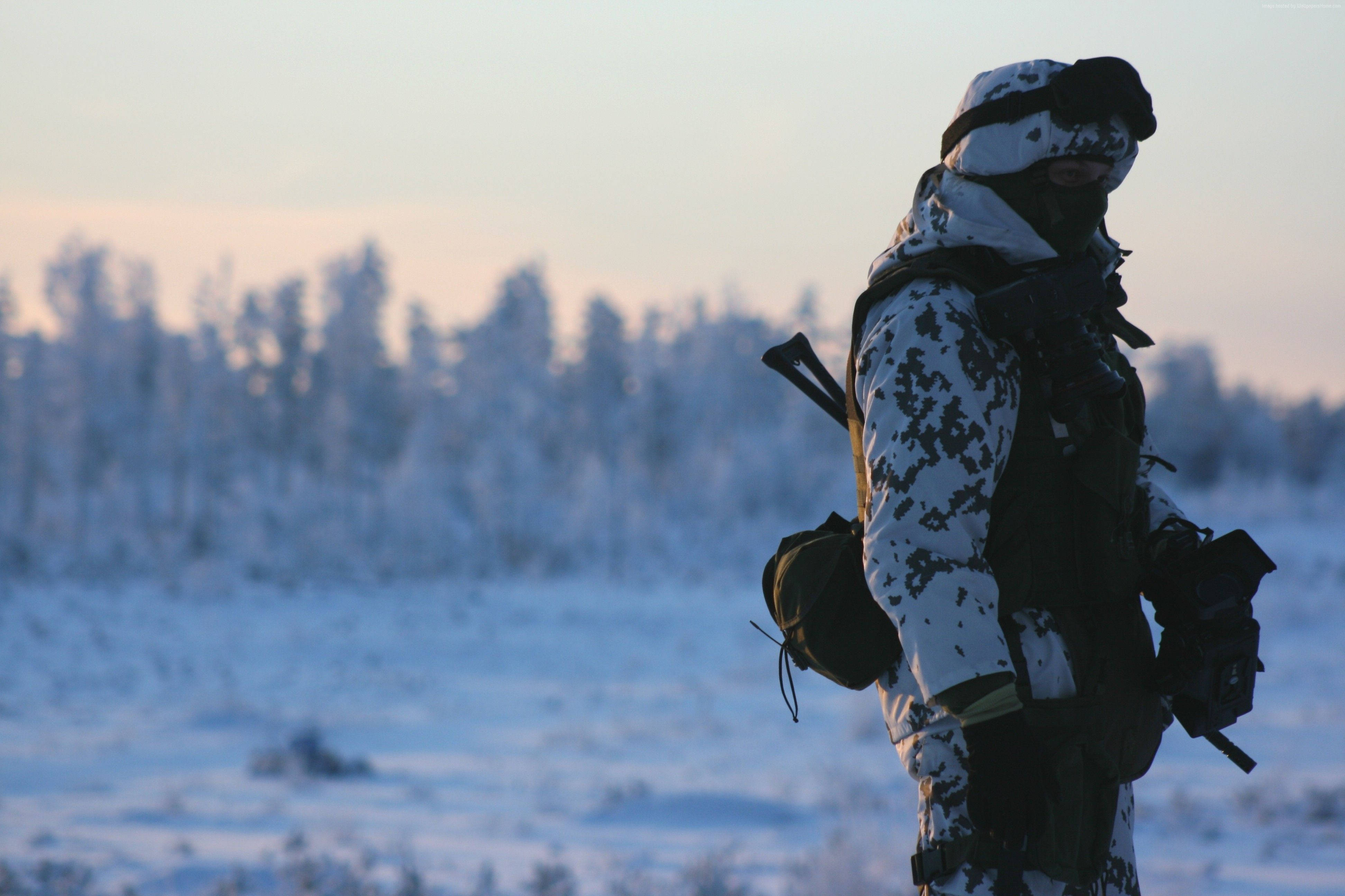 Russia 桌布 壁紙 — 一名身穿冬季迷彩服的士兵獨自站在黎明時分白雪覆蓋的森林中，背景是結霜的樹木。