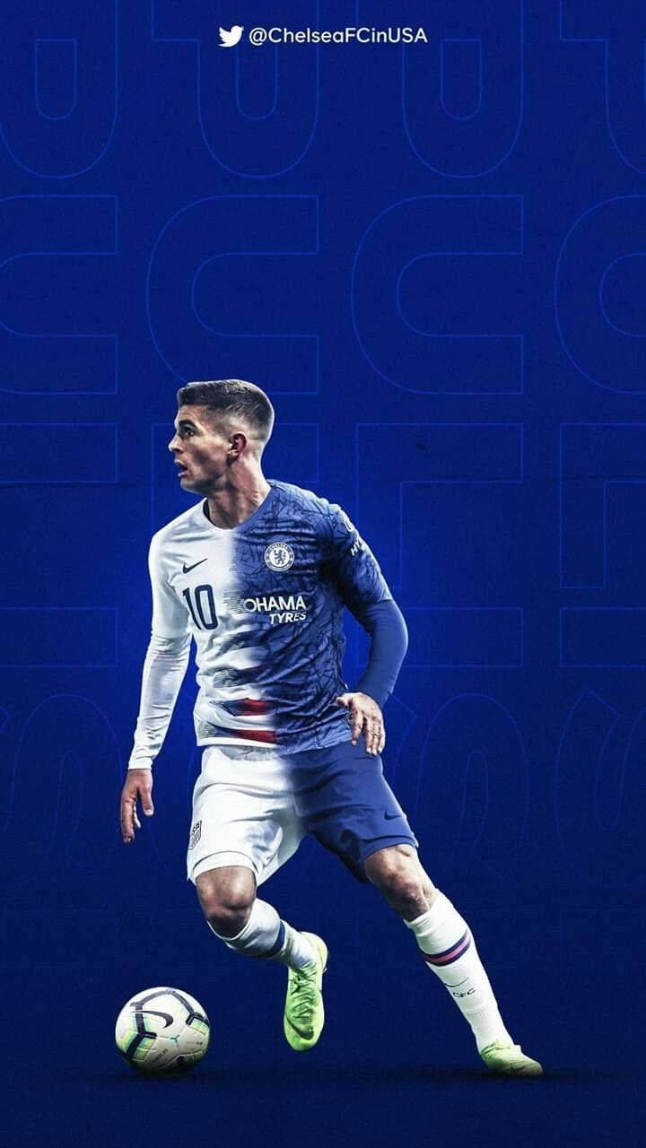 藍色 桌布 壁紙 — 一名身穿切爾西FC球衣的足球員在帶有模糊球會字樣的鮮明藍色背景上盤球。