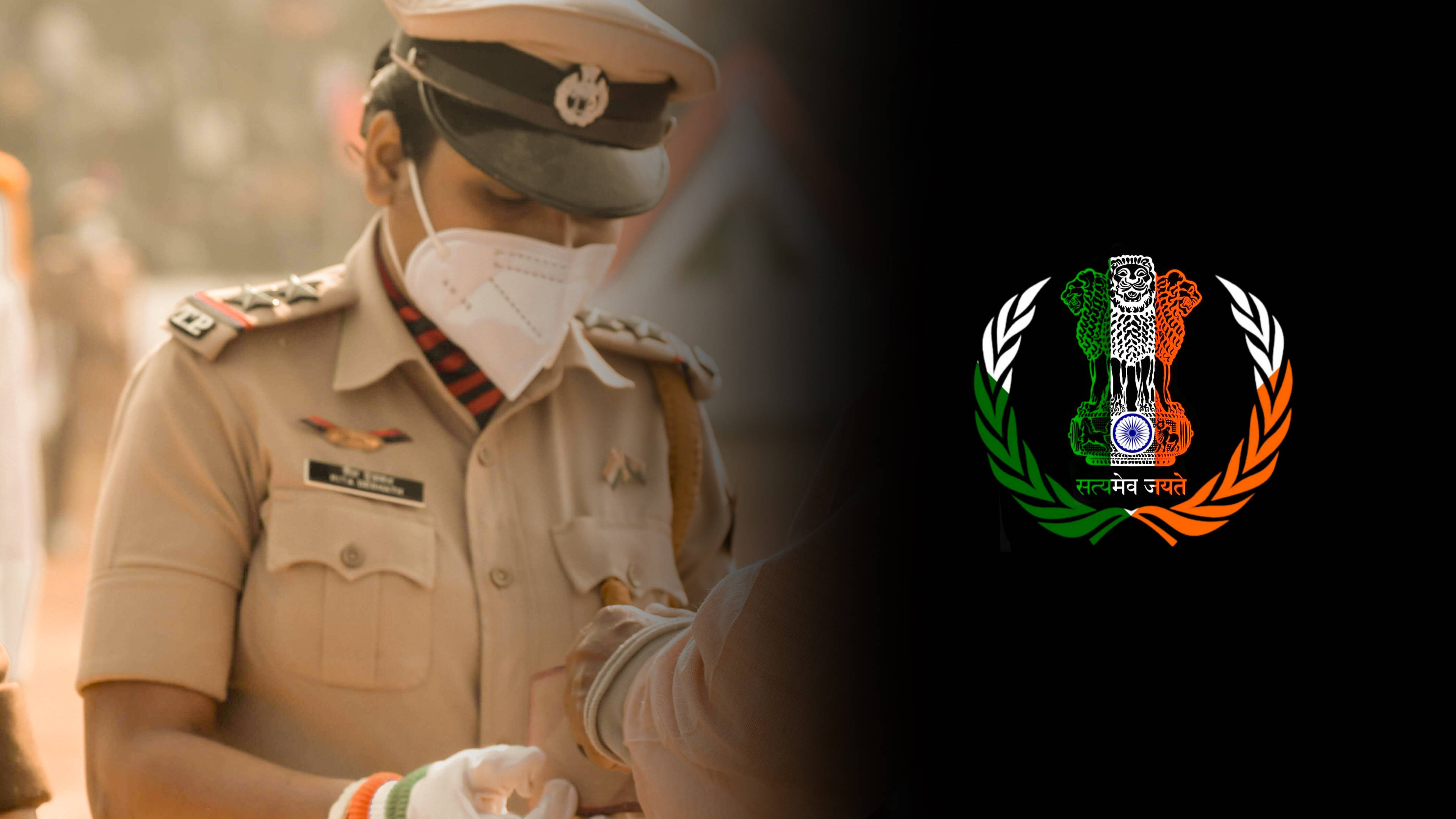 標誌 桌布 壁紙 — 一名身穿制服的印度警察戴著口罩和手套，在檢查站進行健康篩查時檢查一個人的手腕。