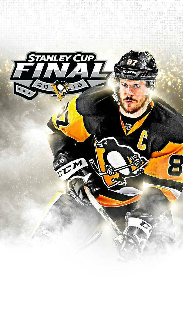 運動 桌布 壁紙 — 一名身穿匹茲堡企鵝隊球衣、帶有「Stanley Cup Final 2016」標誌的冰球運動員，從煙霧中出現，神情專注。