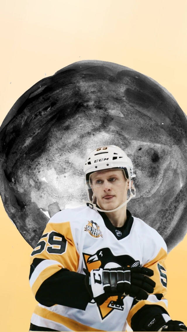 hockey 桌布 壁紙 — 一名身穿匹茲堡企鵝隊球衣的曲棍球運動員站在溫暖黃色背景前的大型單色月亮前。