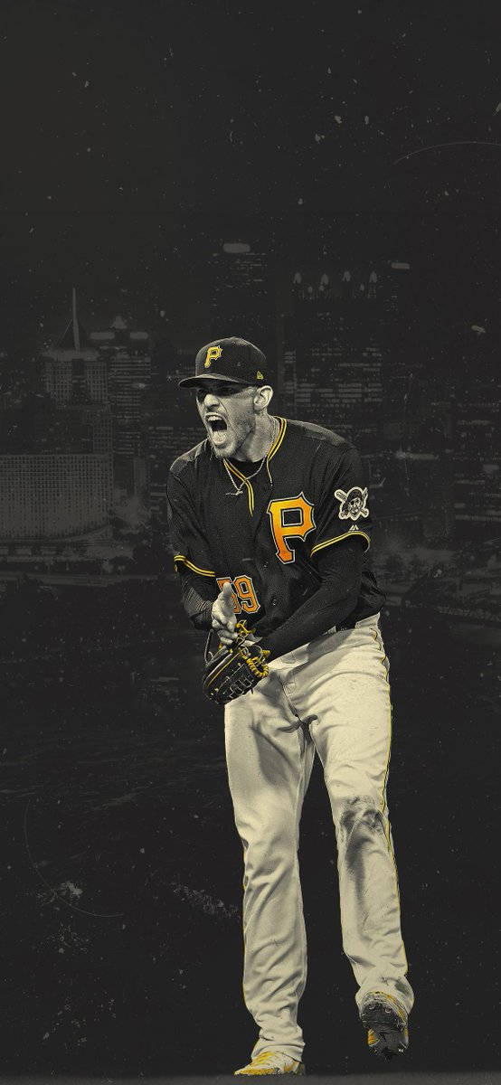 Pittsburgh Pirates 桌布 壁紙 — 一名身穿匹茲堡海盜隊球衣的棒球運動員在黑暗的城市天際線背景下發出勝利的咆哮。
