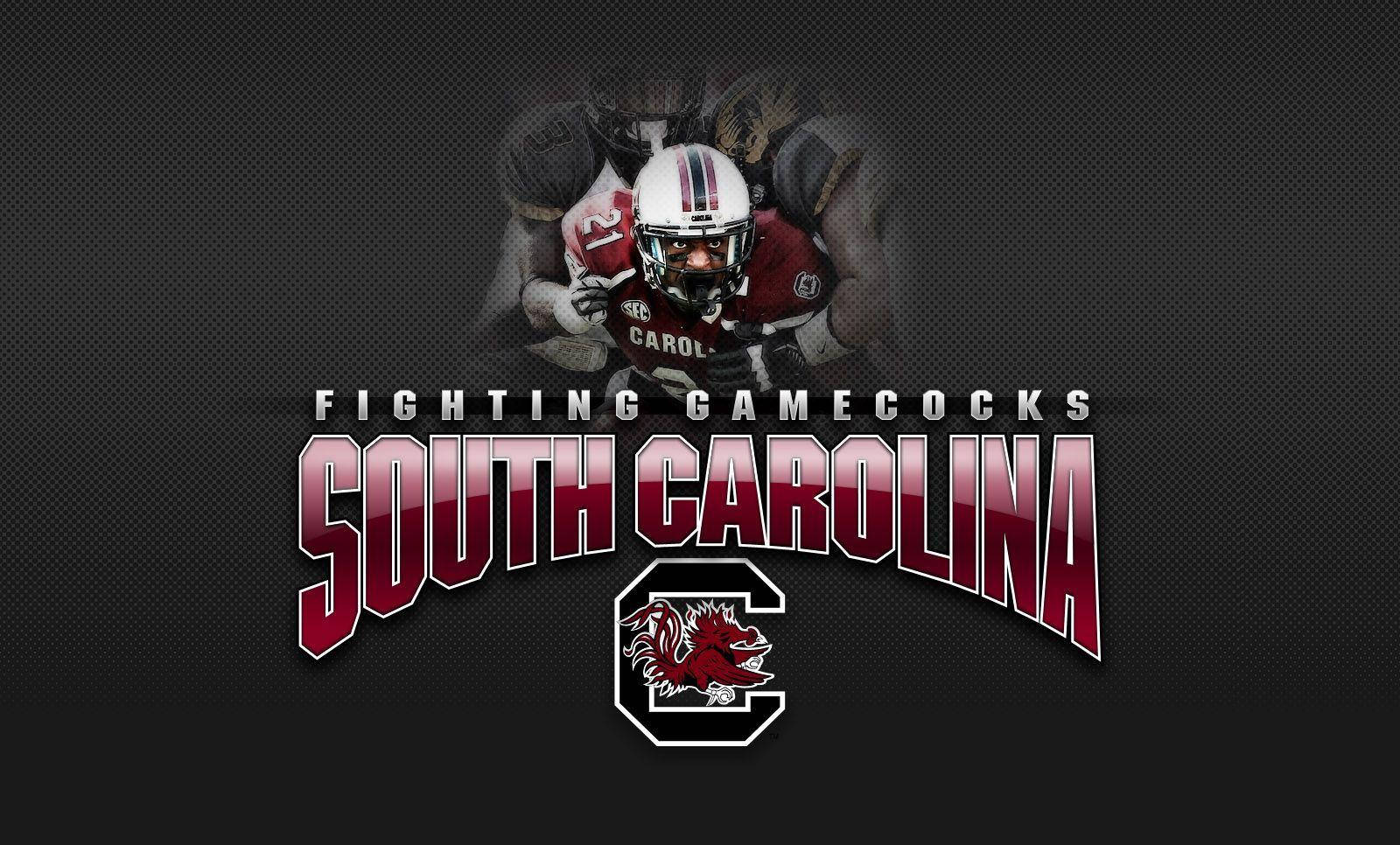 South Carolina Gamecocks 桌布 壁紙 — 一名身穿南卡羅來納鬥雞隊球衣的足球員，在深色紋理背景前突破攔截。