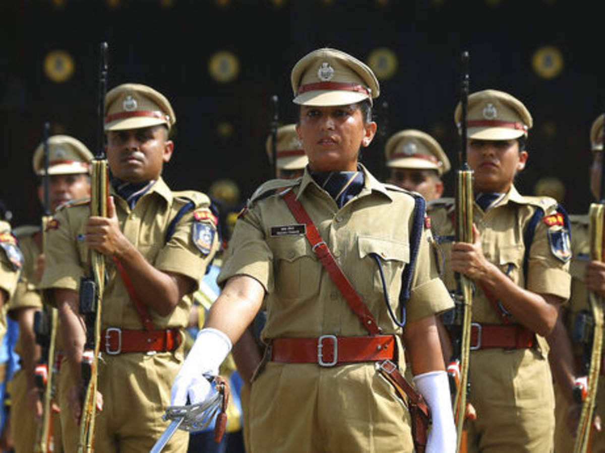 Indian 桌布 壁紙 — 一名身穿卡其色制服的女警在正式閱兵中持步槍、戴白手套立正。