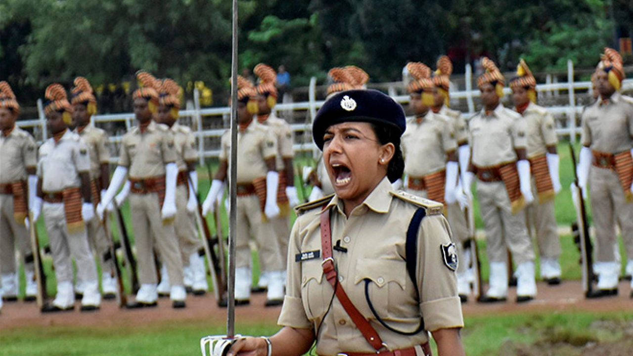 Indian 桌布 壁紙 — 一名身穿卡其色制服的女軍官大聲下達命令，士兵們以紀律嚴明的閱兵隊形立正站好。