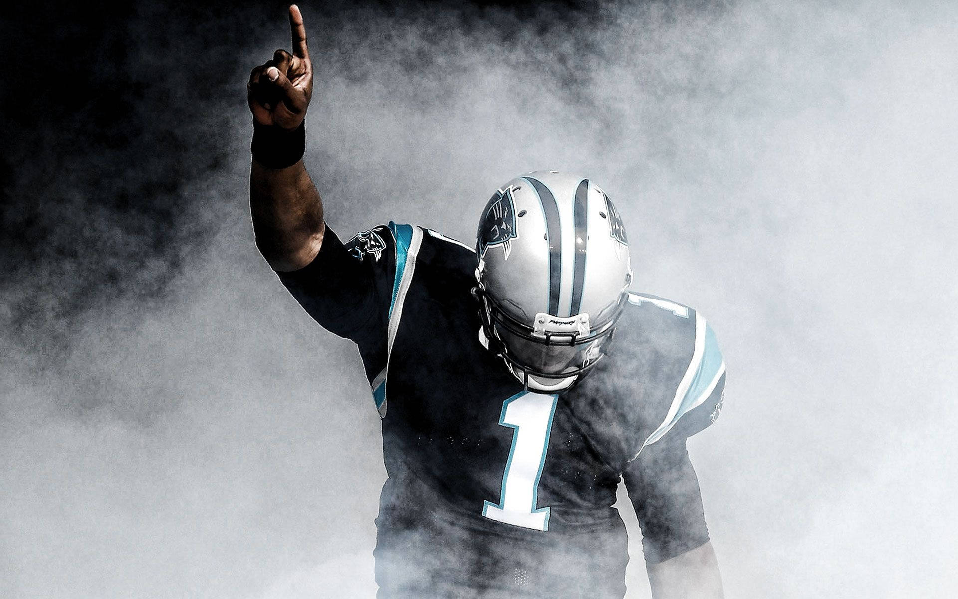 Cool NFL 桌布 壁紙 — 一名身穿卡羅萊納黑豹隊球衣的足球員，在旋轉的煙霧中勝利地舉起一根手指。
