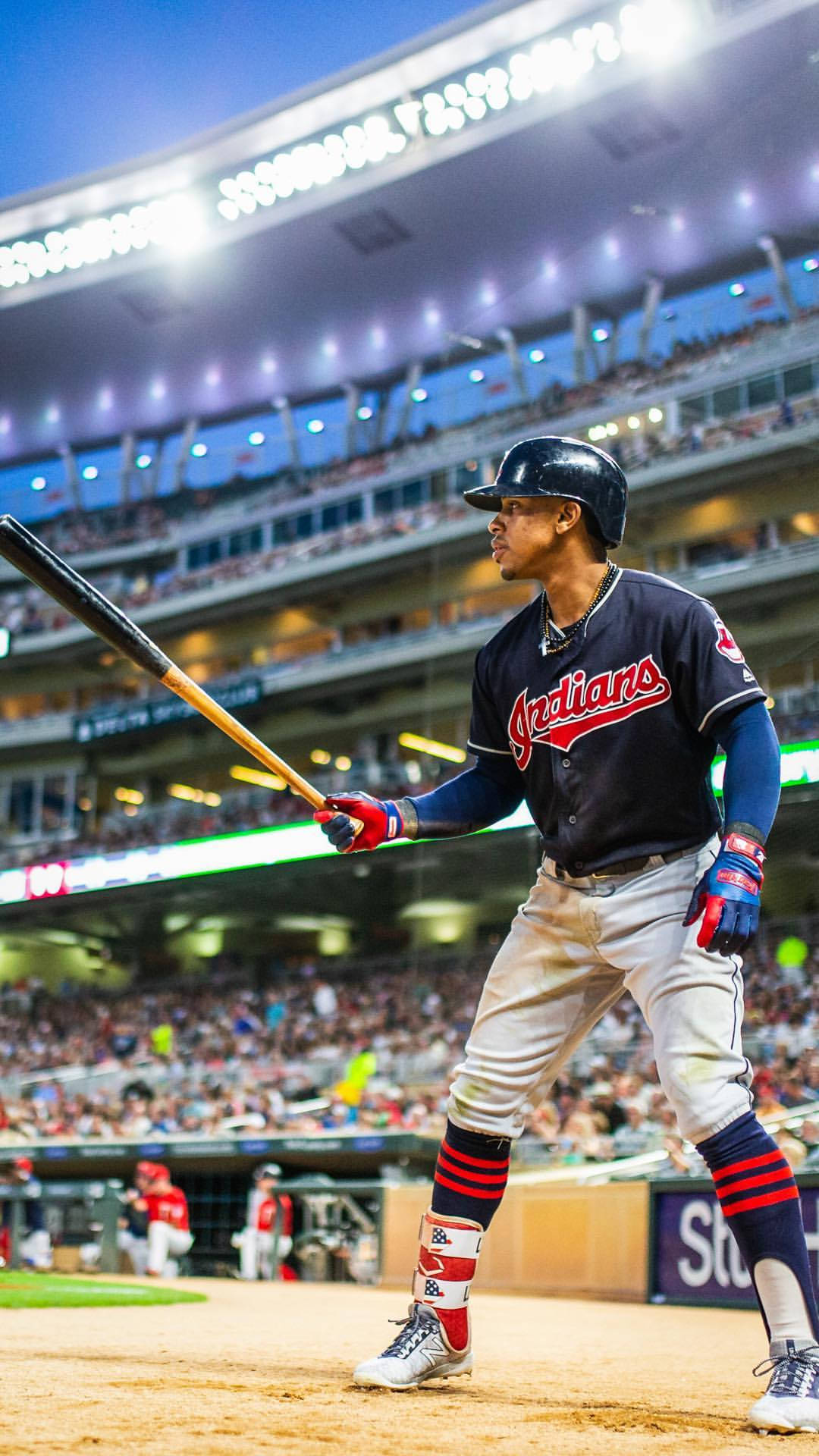 Lindor 桌布 壁紙 — 一名身穿印第安人隊球衣的棒球選手在球場燈光下準備擊球，背景是擠滿的人群。