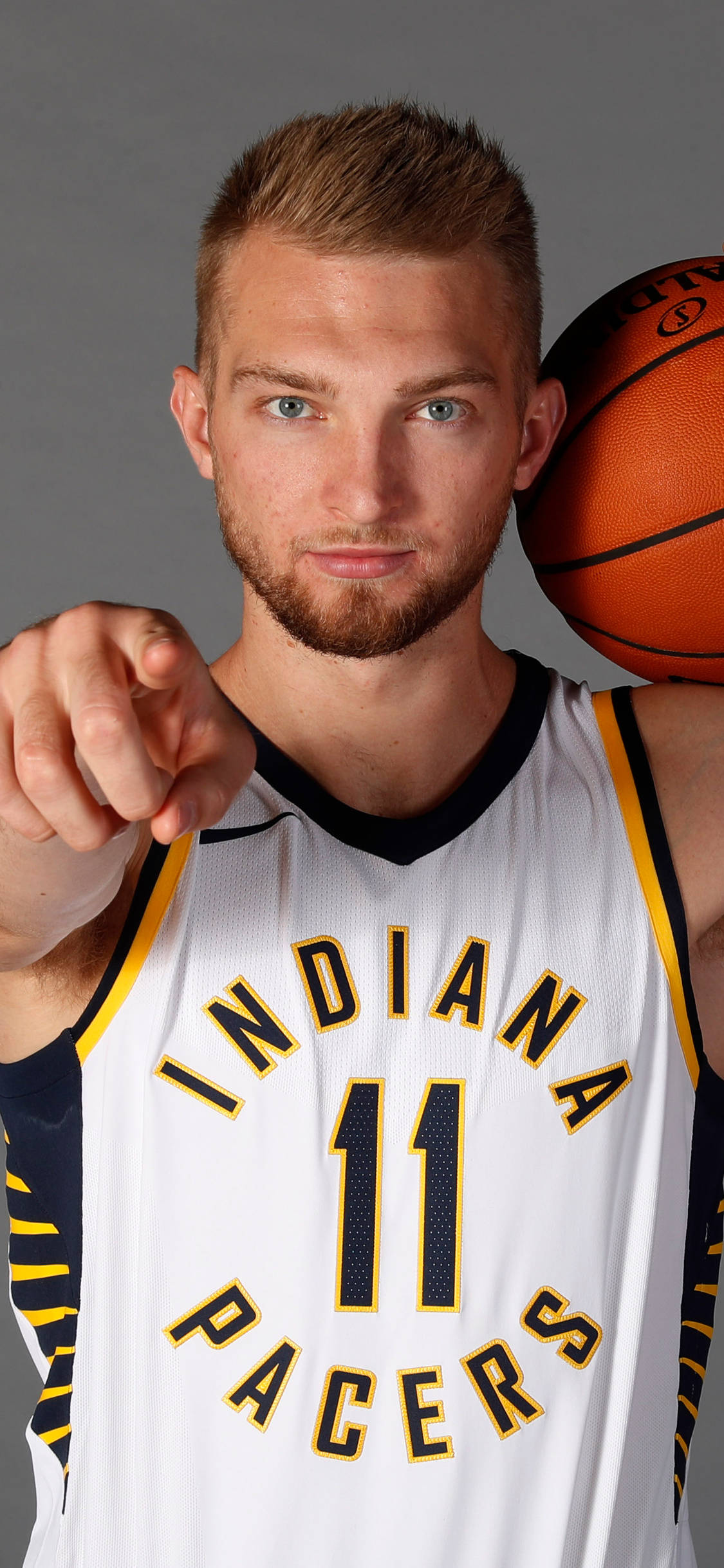 domantas sabonis 桌布 壁紙 — 一名身穿印第安納溜馬球衣的籃球運動員，直接指向鏡頭，同時將籃球扛在肩上。