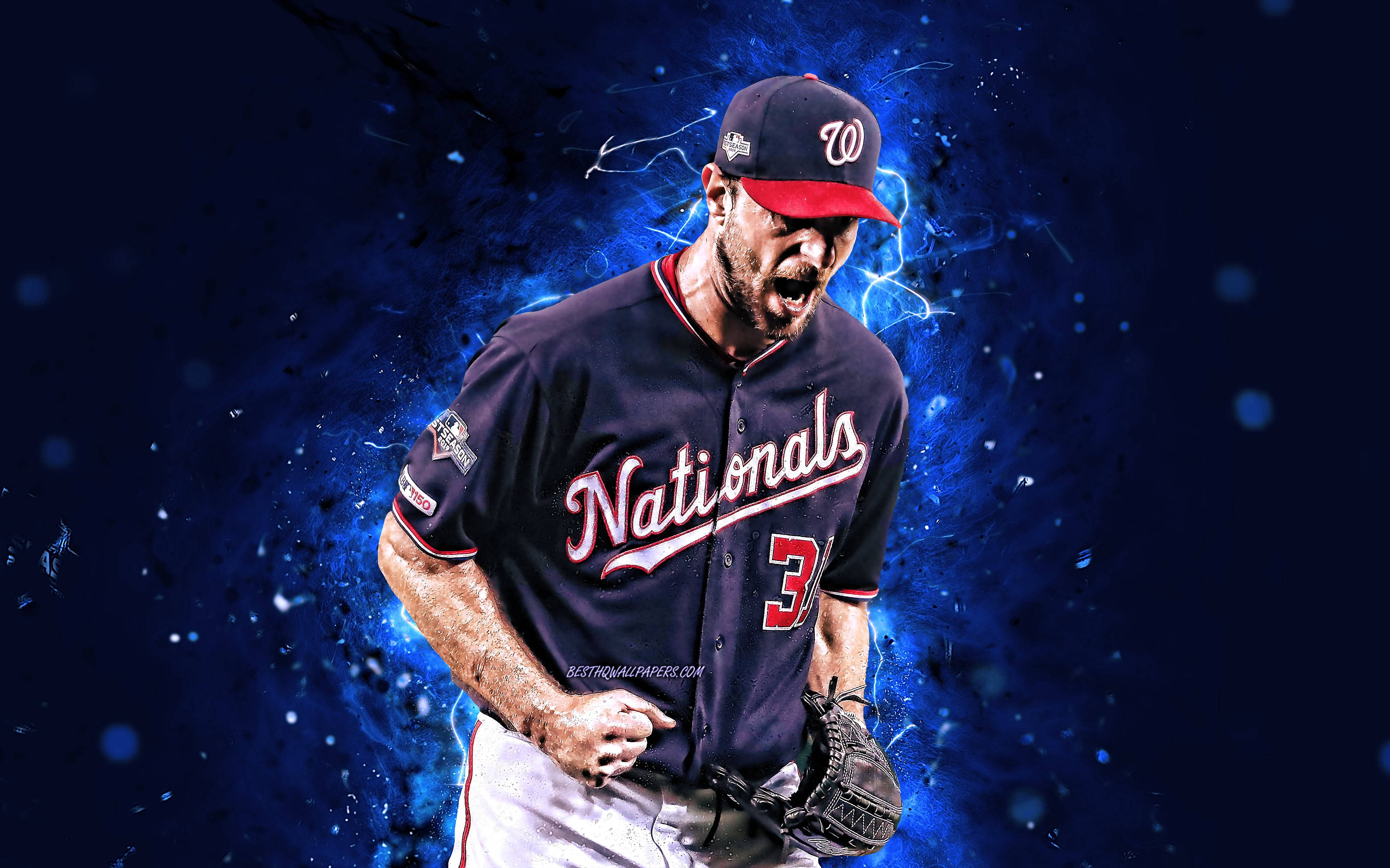 Nationals 桌布 壁紙 — 一名身穿國民隊球衣的棒球投手在黑暗背景下咆哮，周圍爆發出電光藍色的能量。