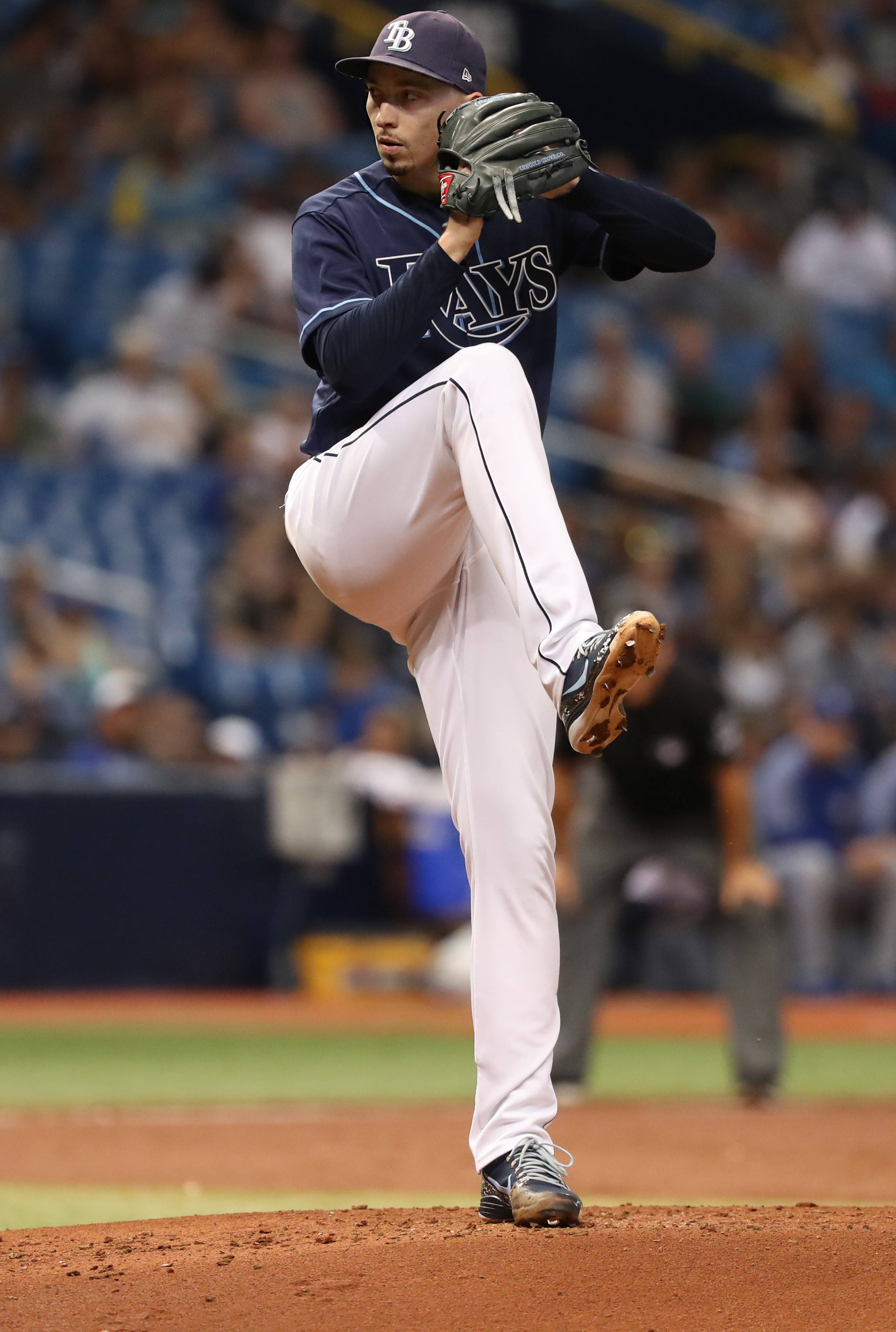 Blake Snell 桌布 壁紙 — 一名身穿坦帕灣光芒隊球衣的棒球投手在泥土投手丘上投球，背景是模糊的球場觀眾。