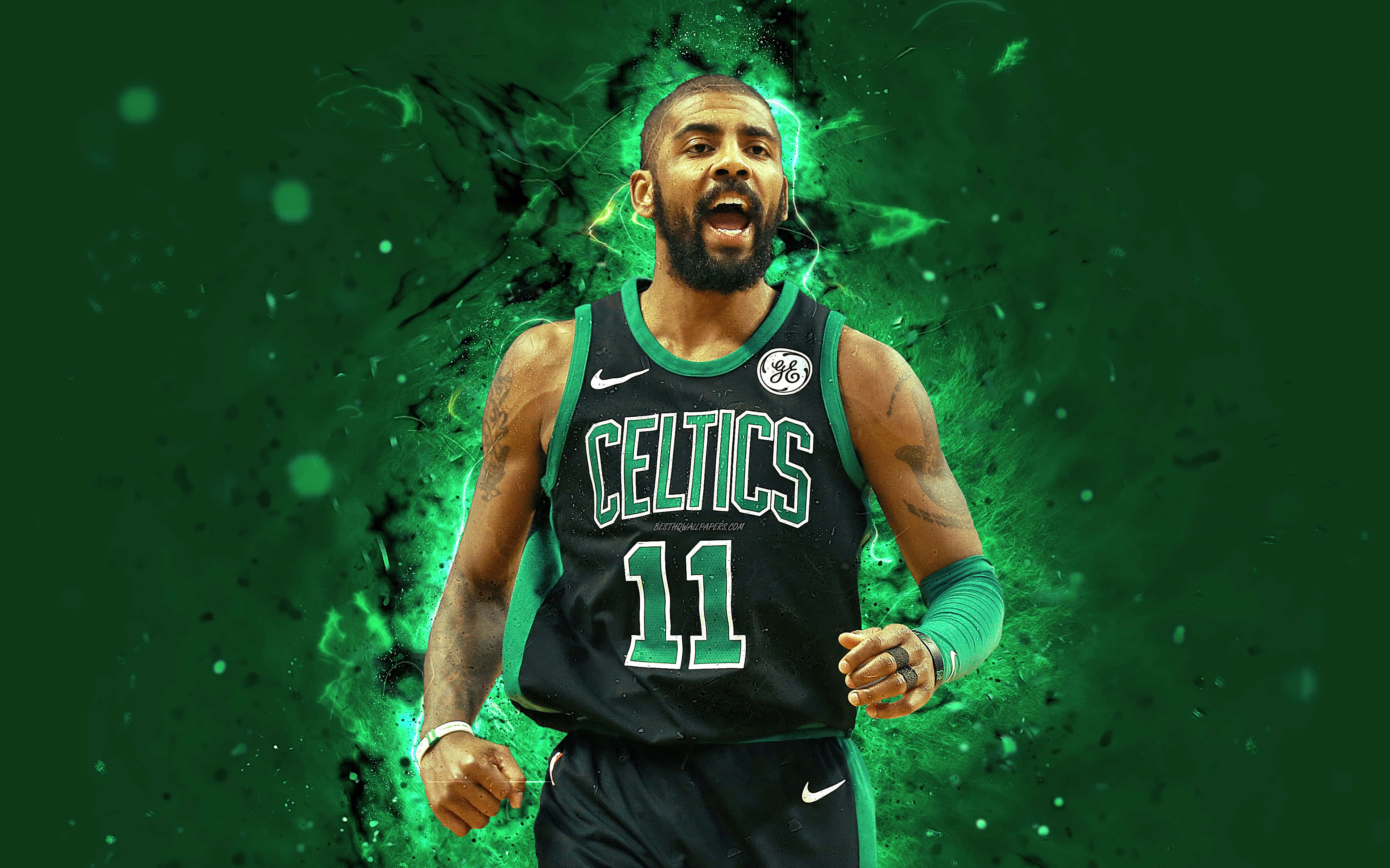 Kyrie Irving Cool 桌布 壁紙 — 一名身穿塞爾提克球衣的籃球運動員在深綠色背景下以綠色能量向前衝刺。