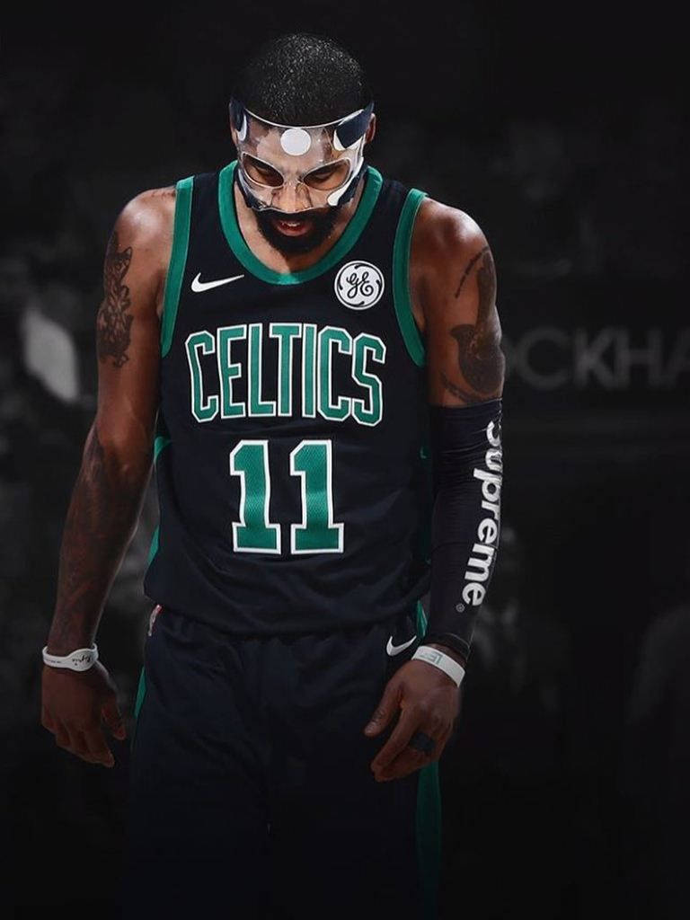 Kyrie 桌布 壁紙 — 一名身穿塞爾提克球衣的籃球運動員戴著口罩，低頭看著，手臂上有刺青可見。