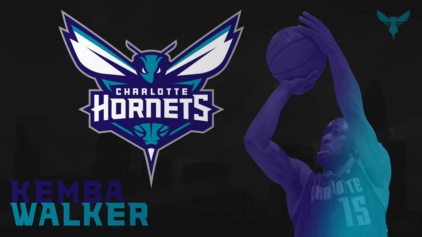 Kemba Walker 桌布 壁紙 — 一名身穿夏洛特黃蜂隊球衣的籃球運動員在深色背景下投籃，背景顯示球隊標誌和他的名字。