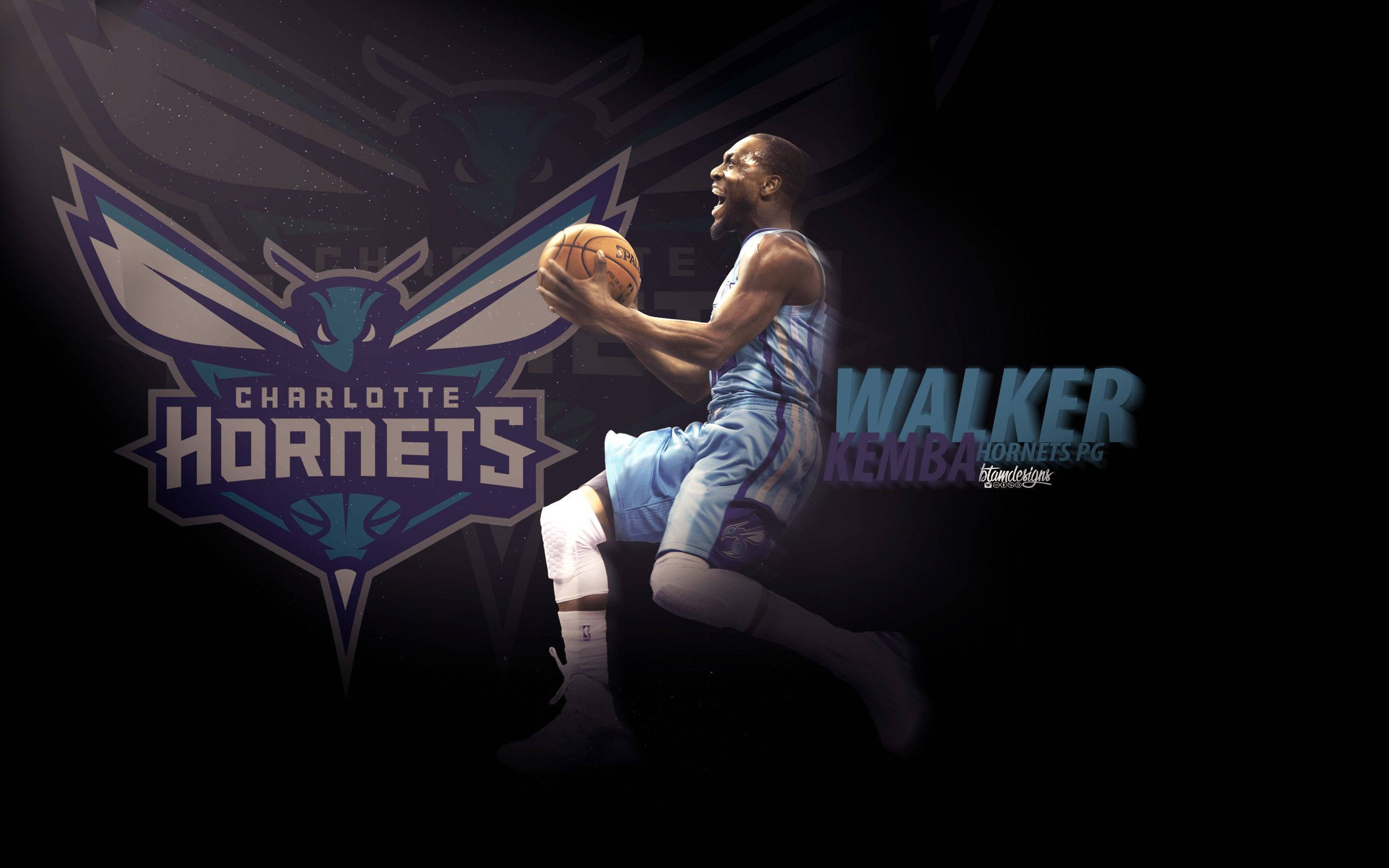 Kemba Walker 桌布 壁紙 — 一名身穿夏洛特黃蜂隊球衣的籃球運動員在黑暗背景前動態跳躍，球隊標誌在他身後發光。