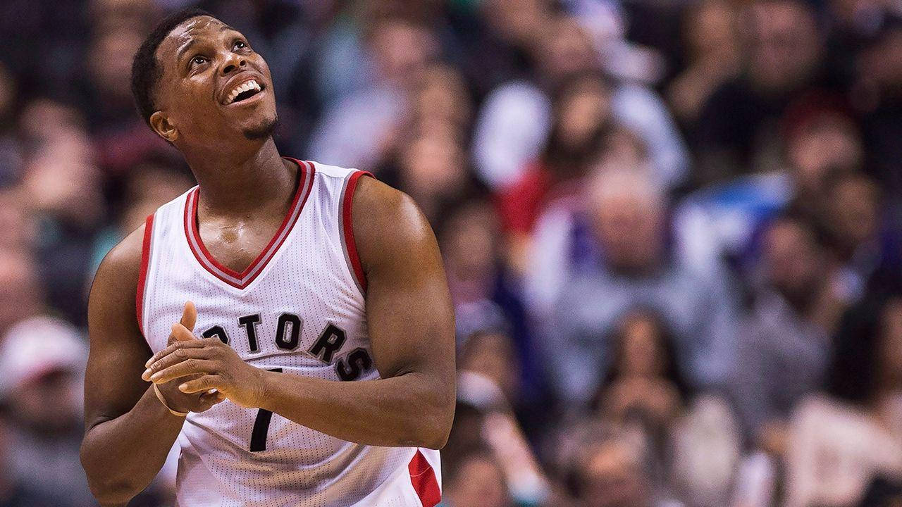 Lowry 桌布 壁紙 — 一名身穿多倫多暴龍隊球衣的籃球運動員在比賽中雙手合十，開懷大笑。