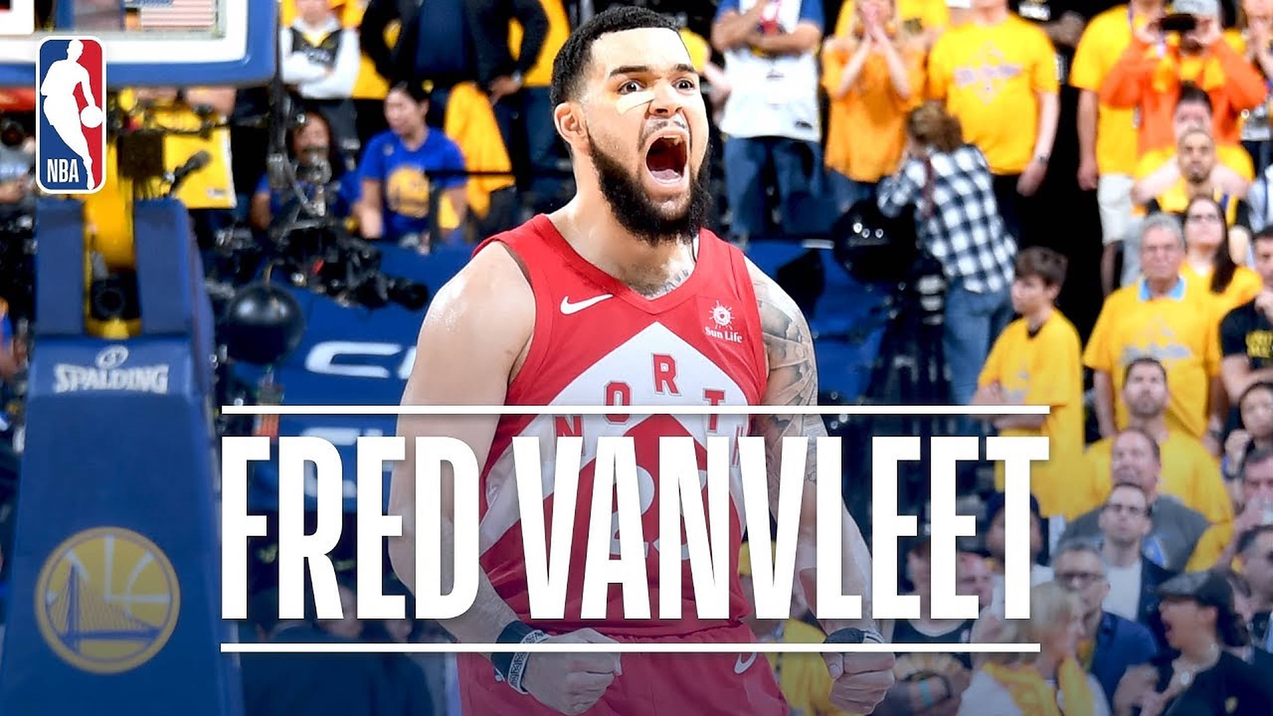 Fred Vanvleet 桌布 壁紙 — 一名身穿多倫多暴龍隊紅色球衣的籃球運動員在比賽中激烈咆哮，背景是身穿黃色球衣的球迷。